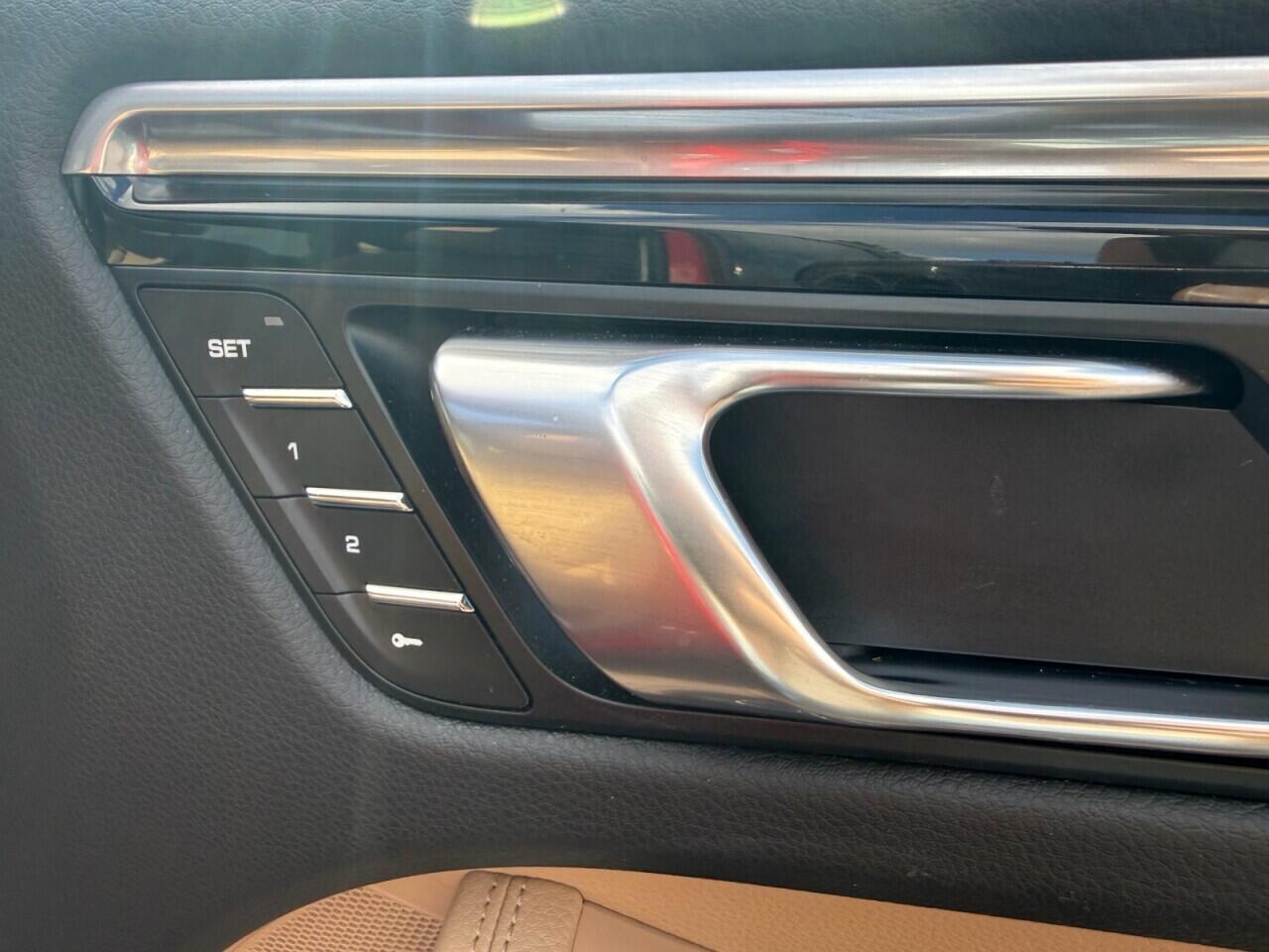 Porsche Macan view 20