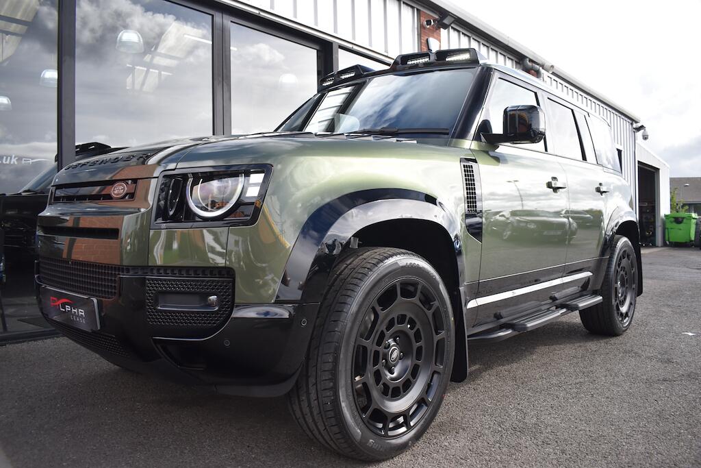 Land Rover Defender 110 view 29