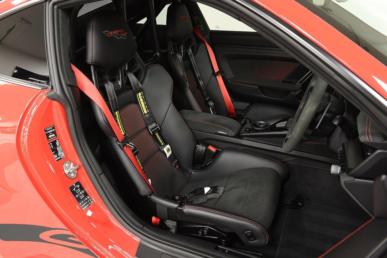 Porsche 911 view 7