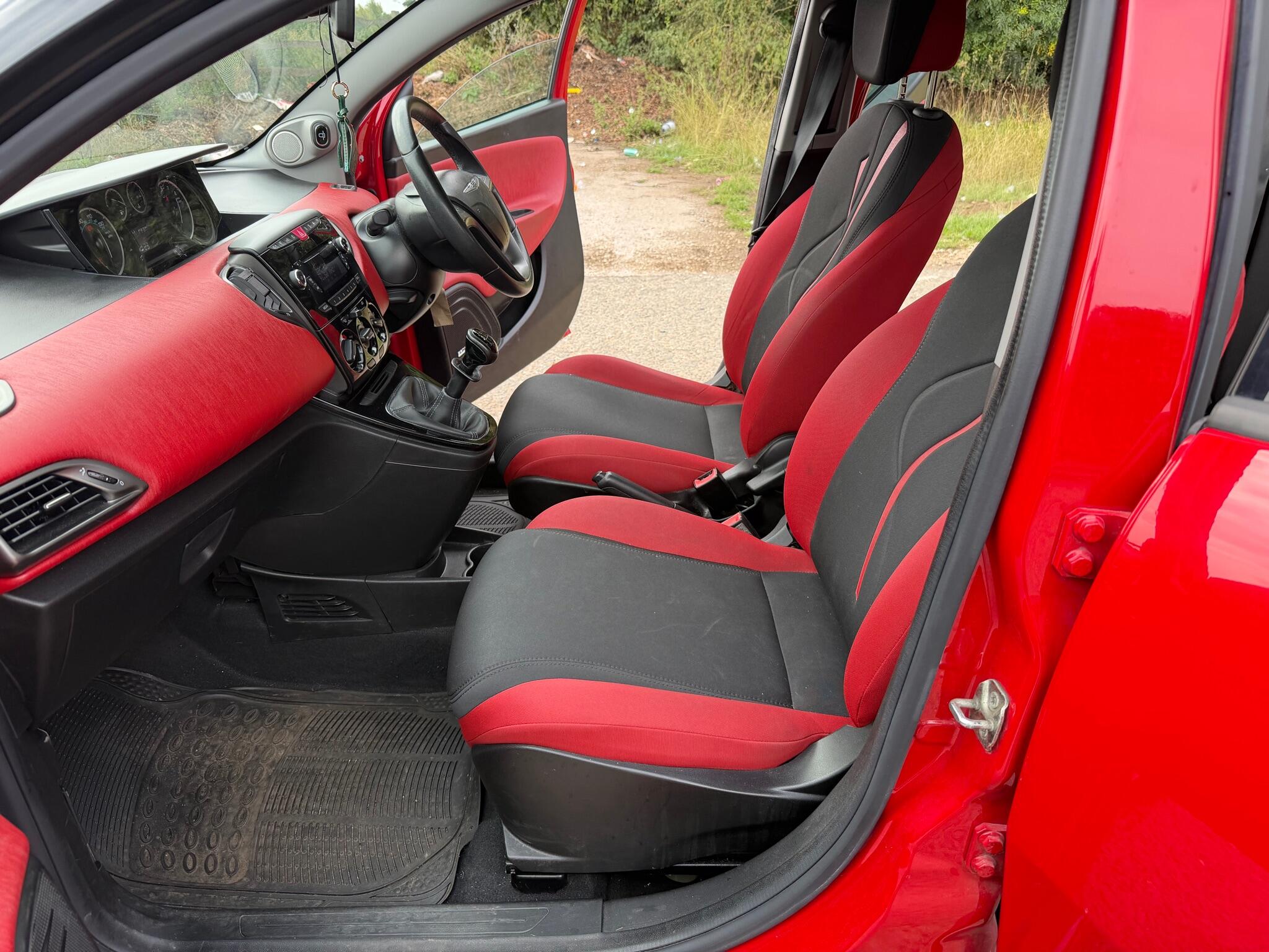 Chrysler Ypsilon view 10