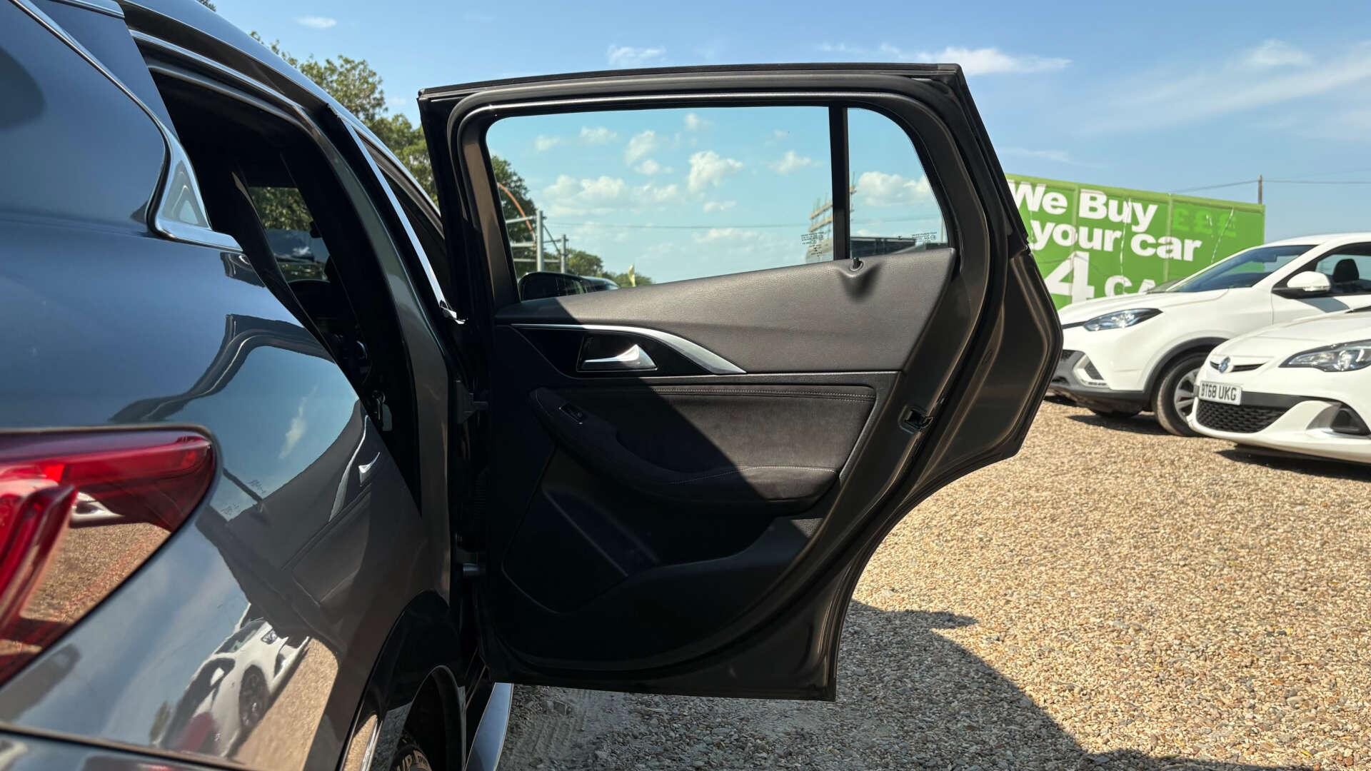 Infiniti Q30 view 34