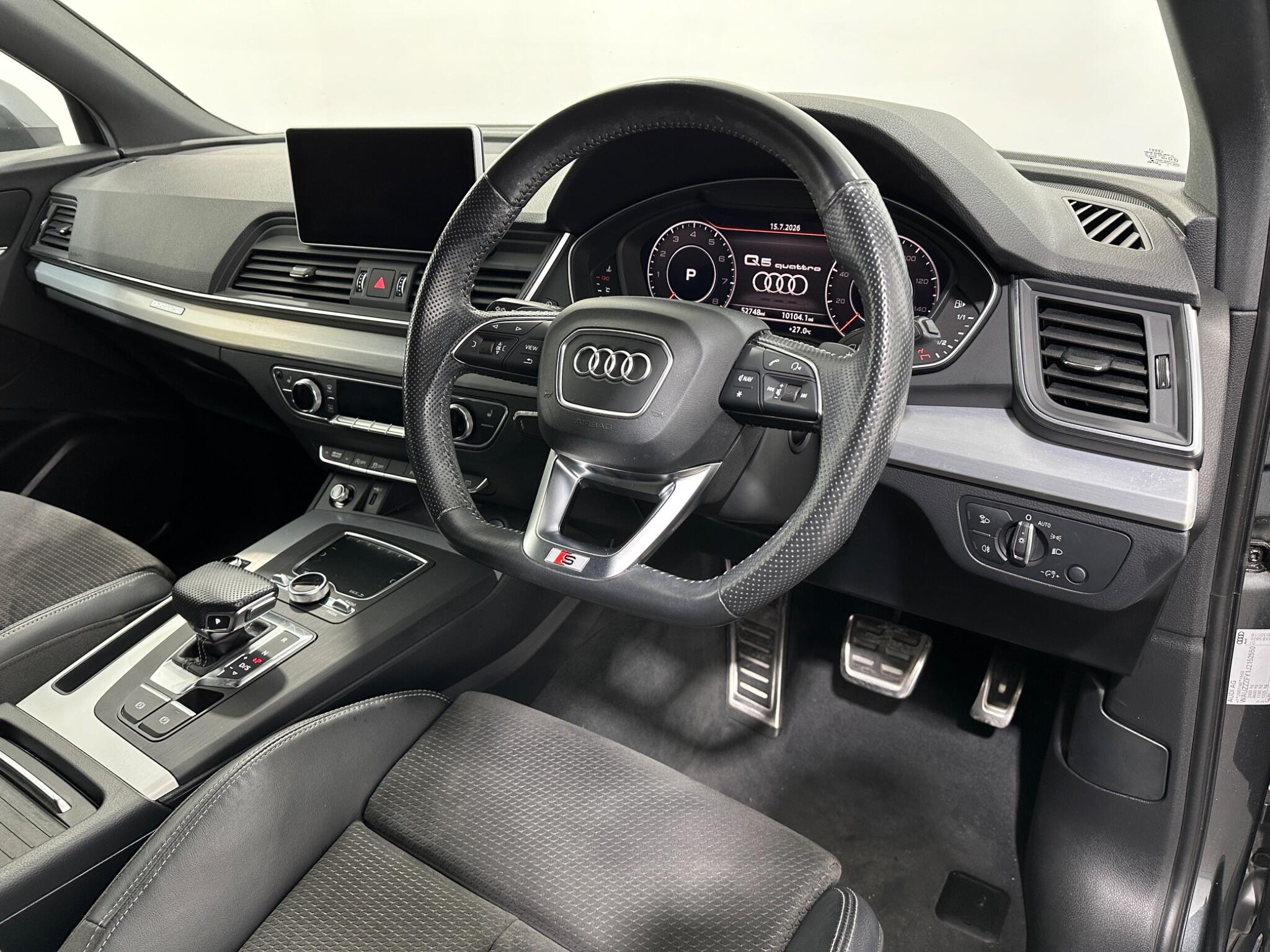 Audi Q5 view 11