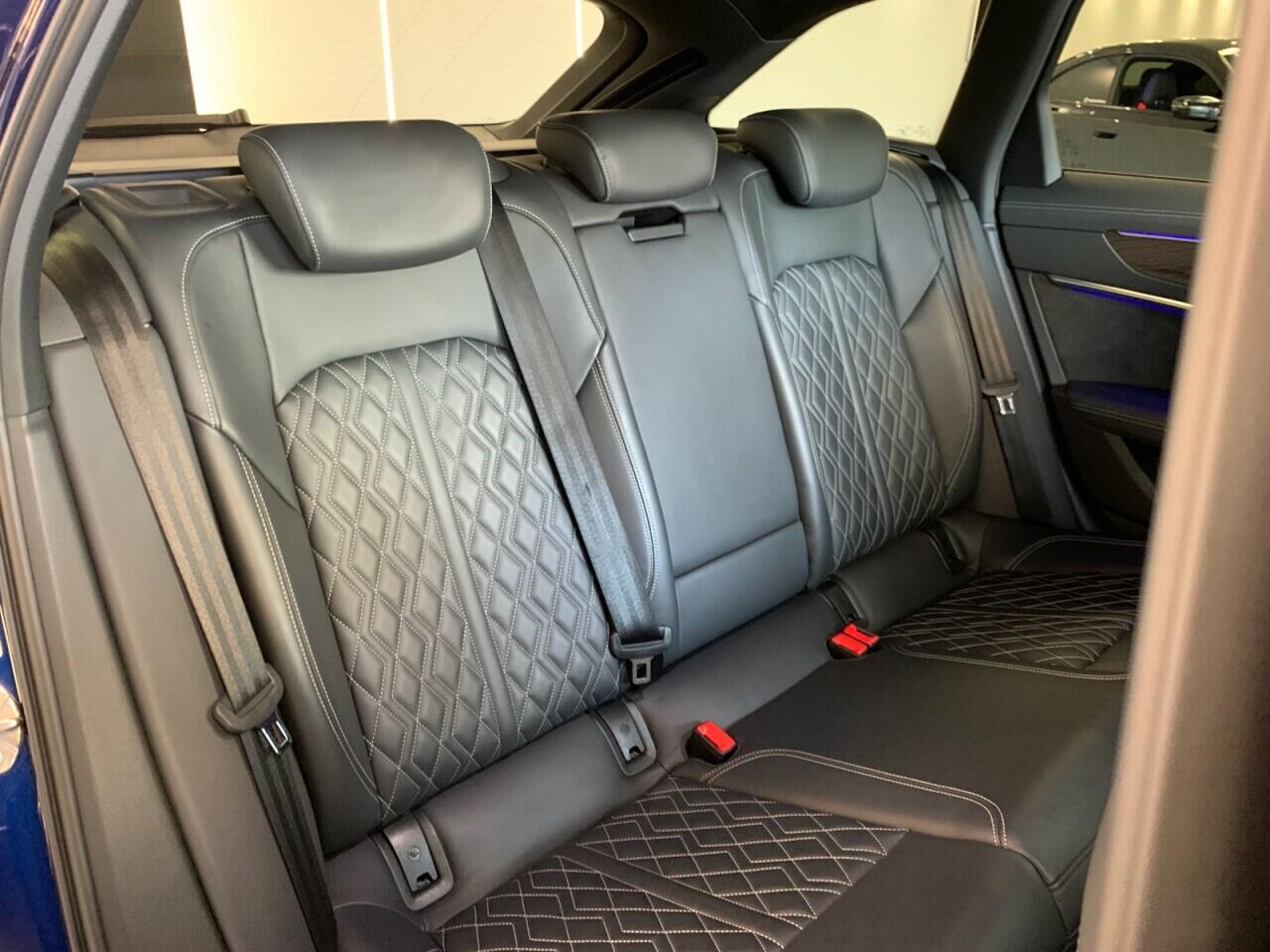 Audi S6 Avant view 26