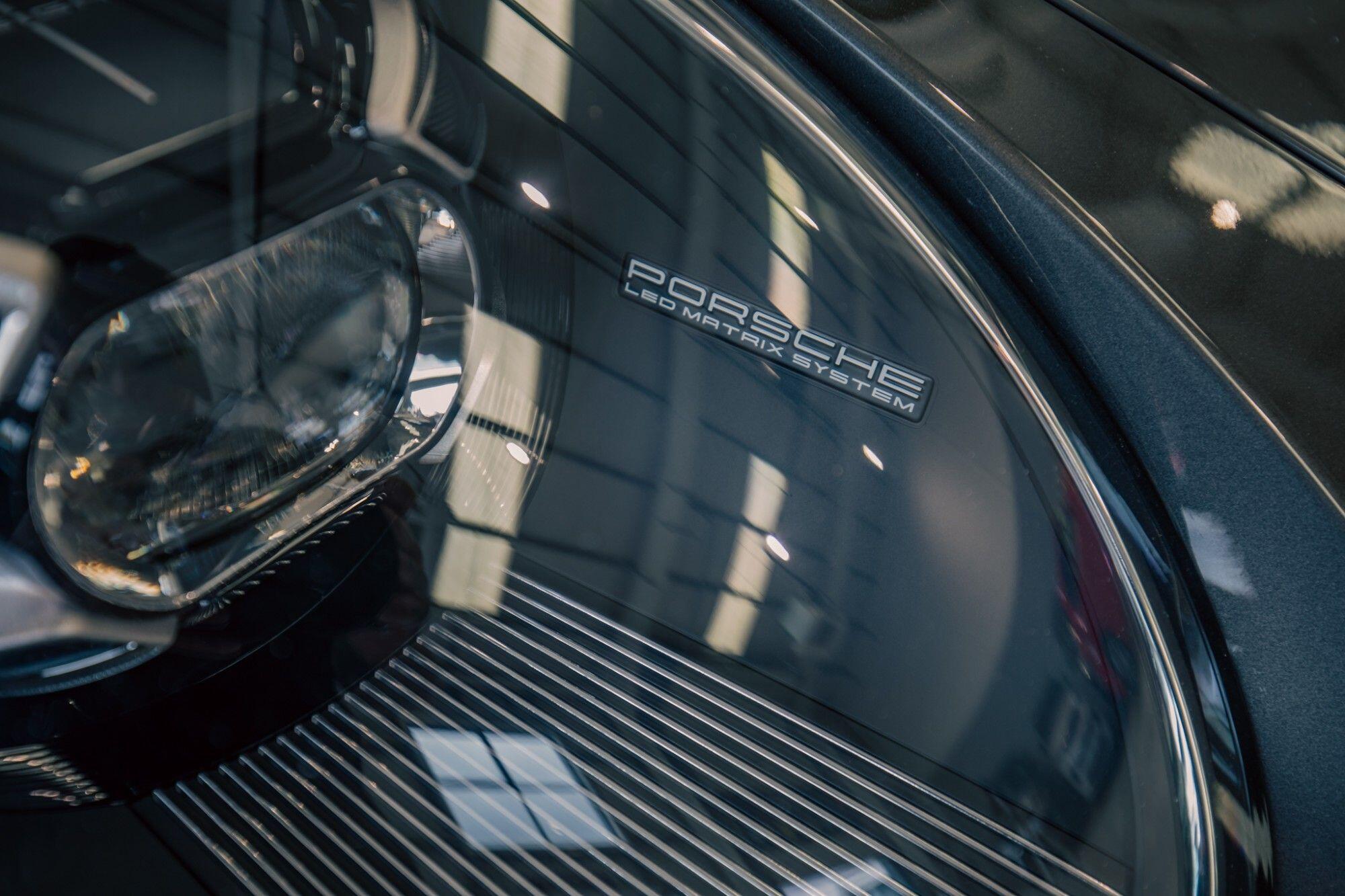 Porsche 911 view 8