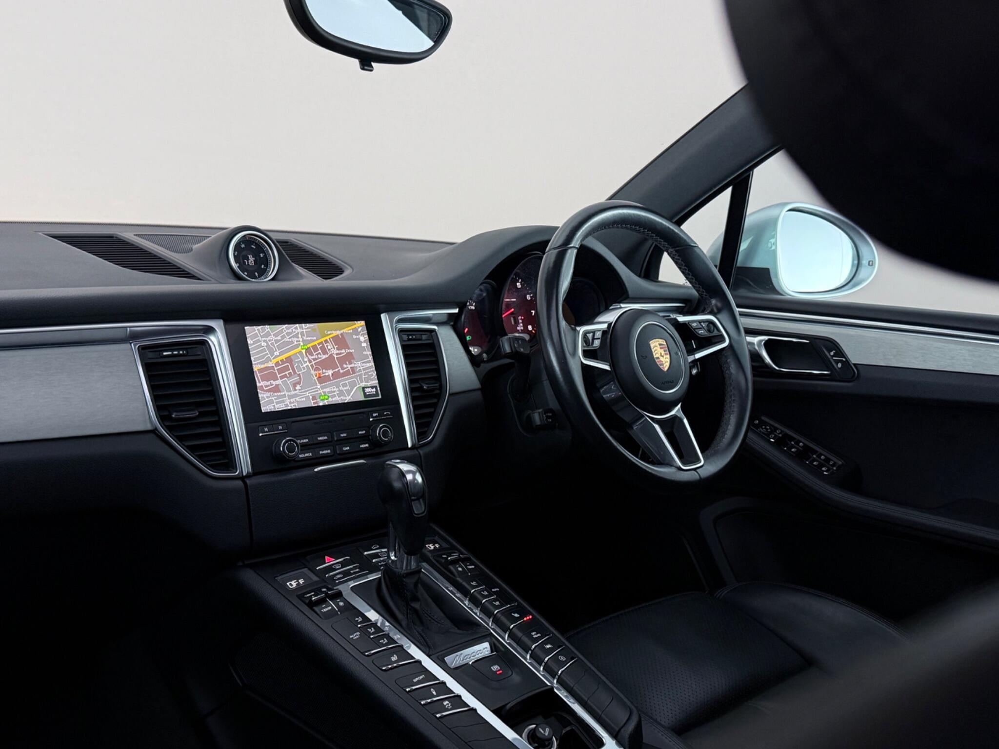 Porsche Macan view 4