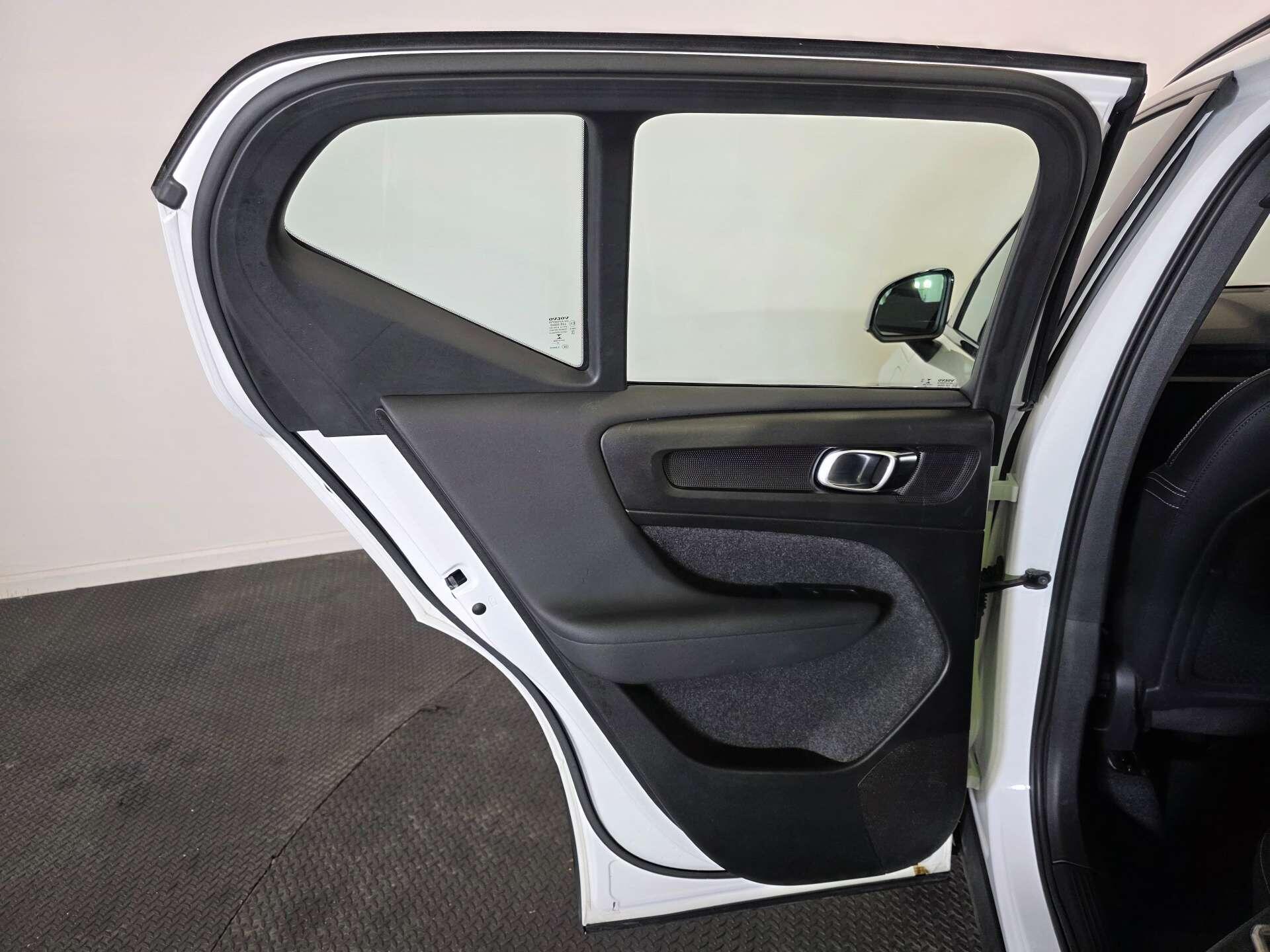 Volvo XC40 view 42