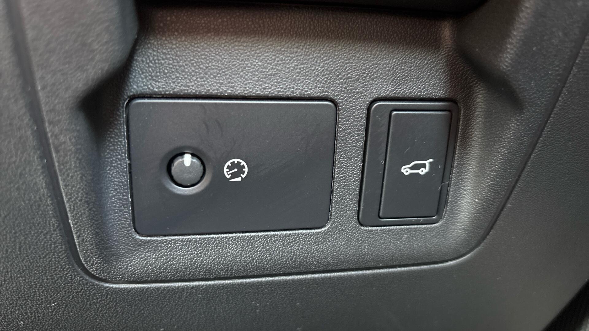 Land Rover Range Rover Velar view 34