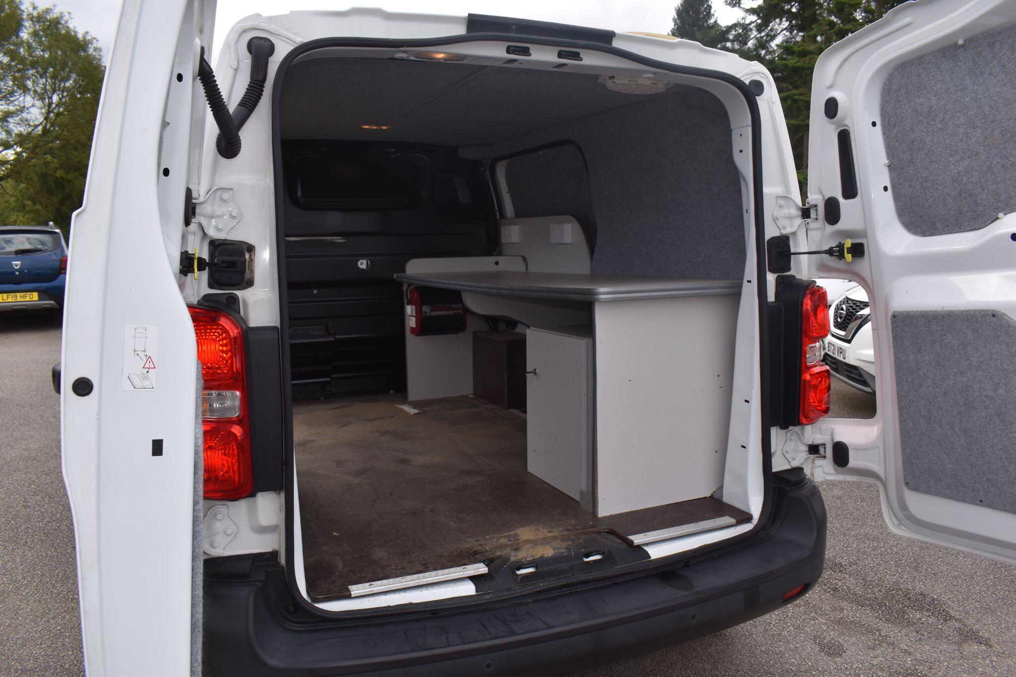 Expert - 2.0 BlueHDi 1400 Professional Premium Standard Panel Van MWB Euro 6 (s/s) 6dr - Image 3