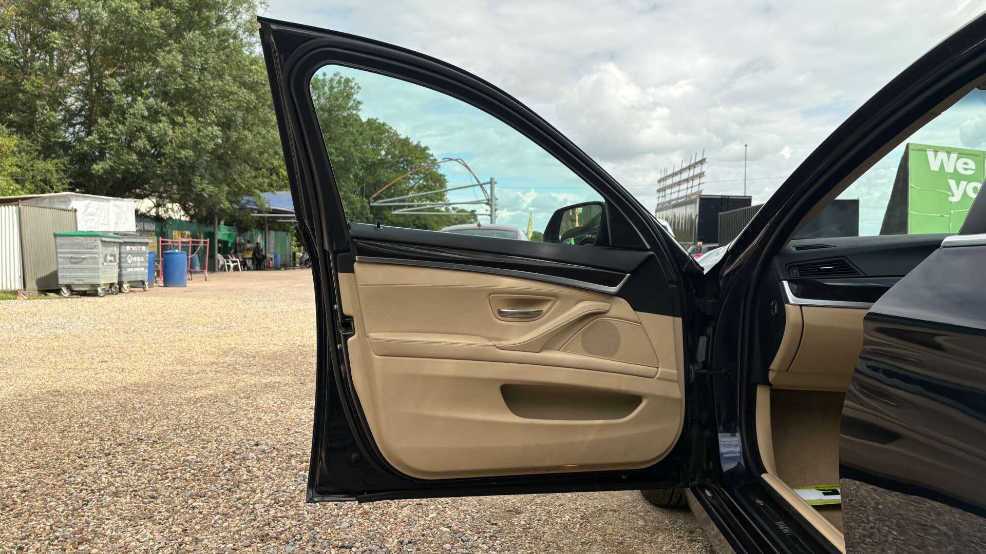 BMW 5 Series view 42