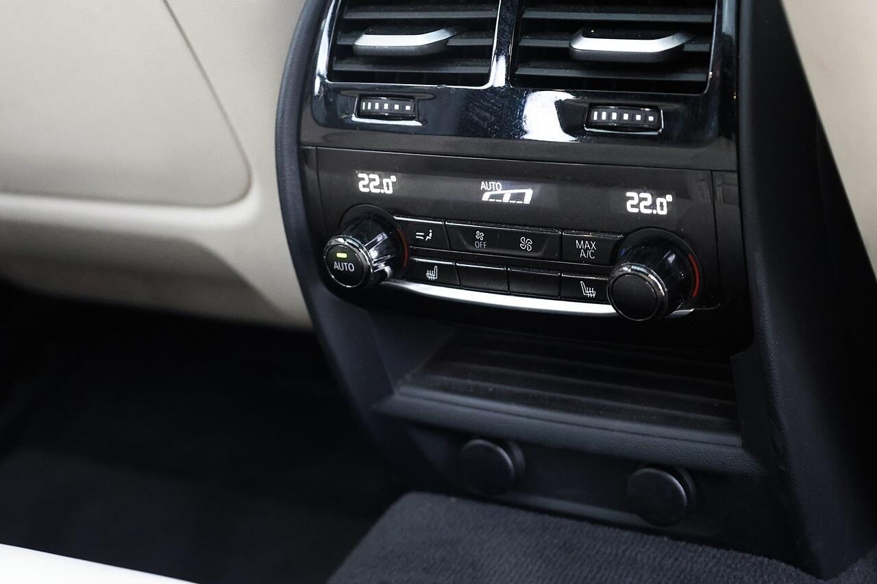 BMW 5 Series view 32