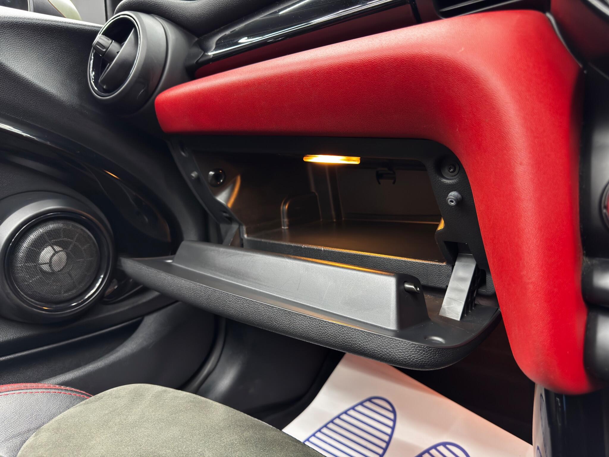 Mini Convertible view 38