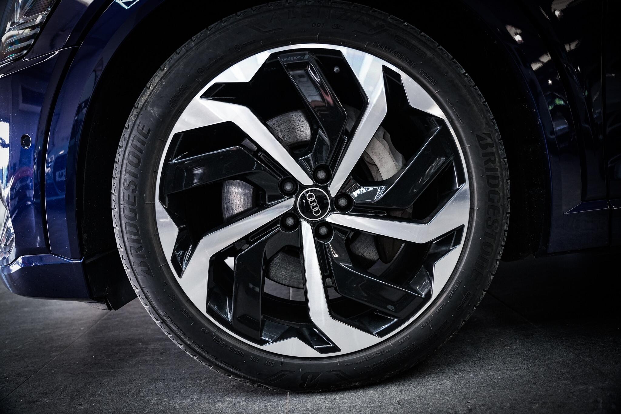Audi E-Tron view 29
