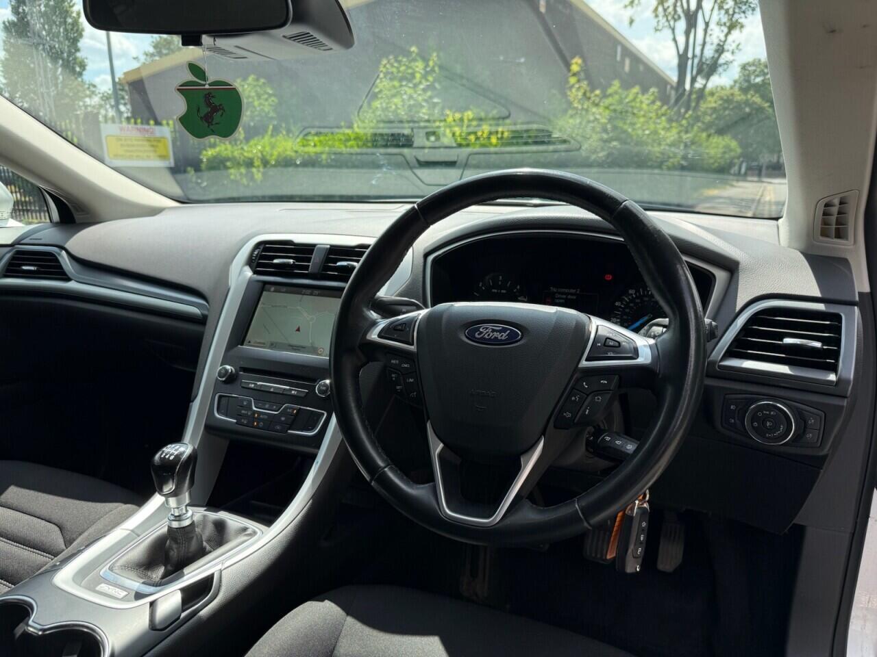 Ford Mondeo view 11