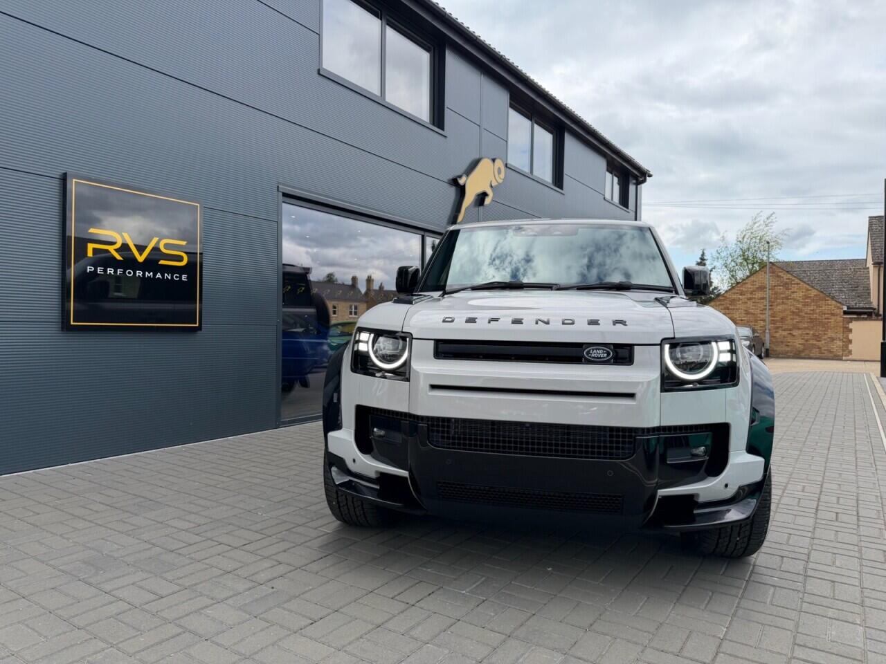 Land Rover Defender 110 view 3