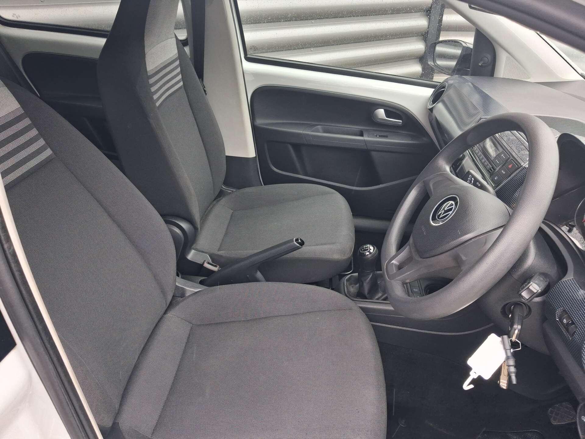 Volkswagen up! view 29