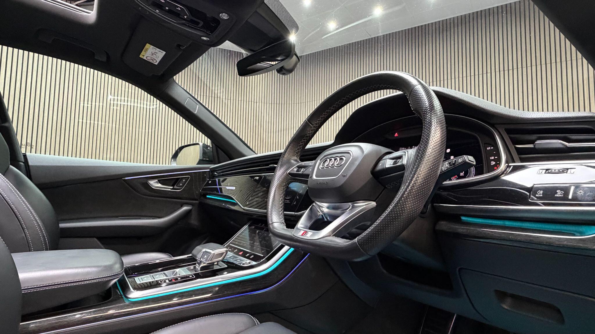 Audi Q8 view 17