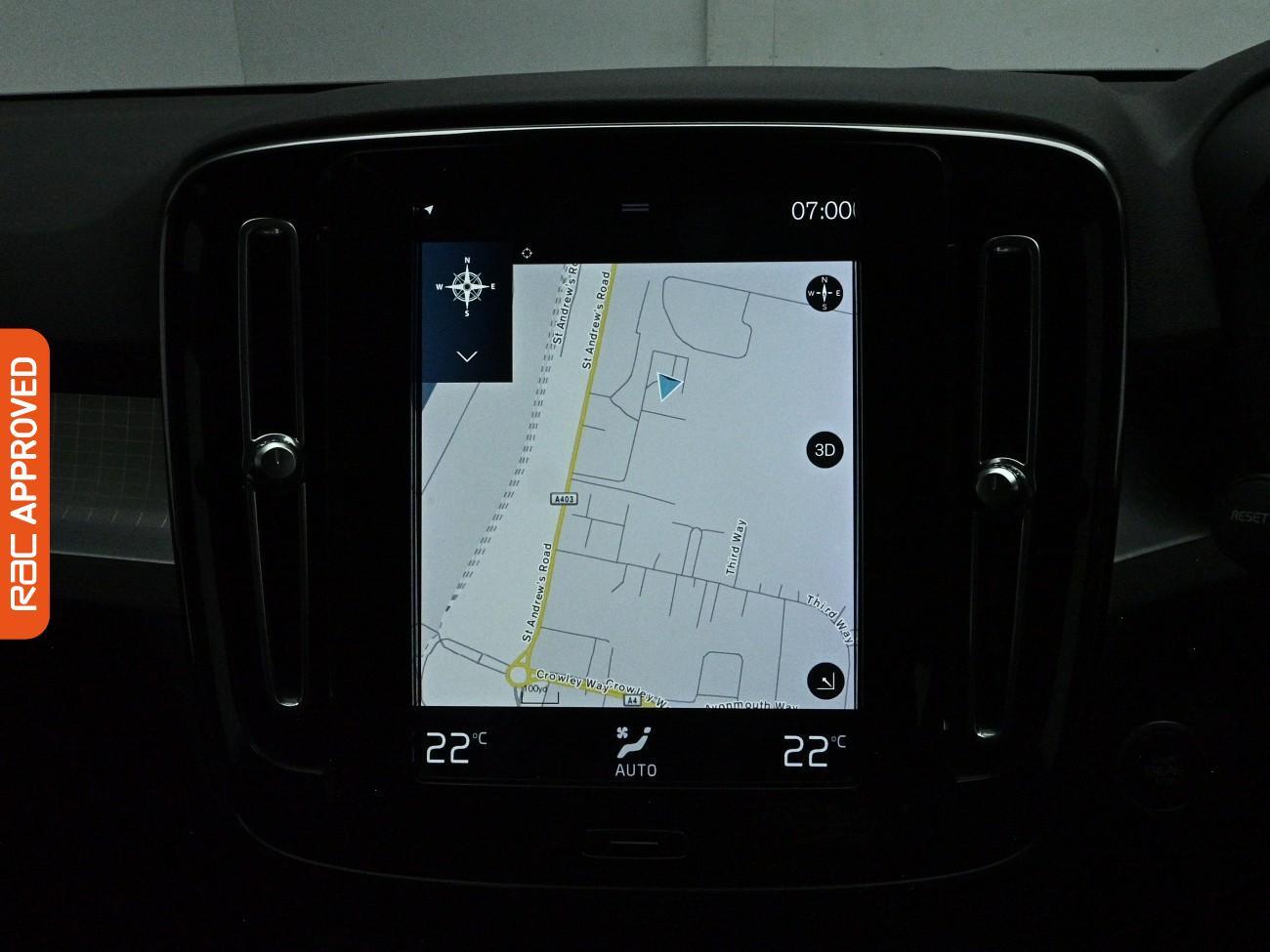 Volvo XC40 view 3
