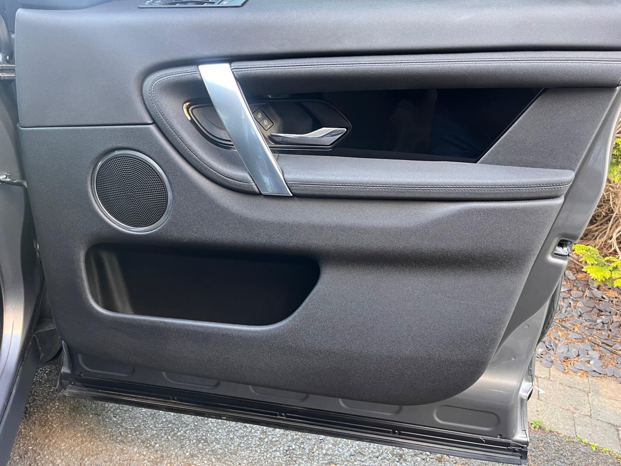 Land Rover Discovery Sport view 37