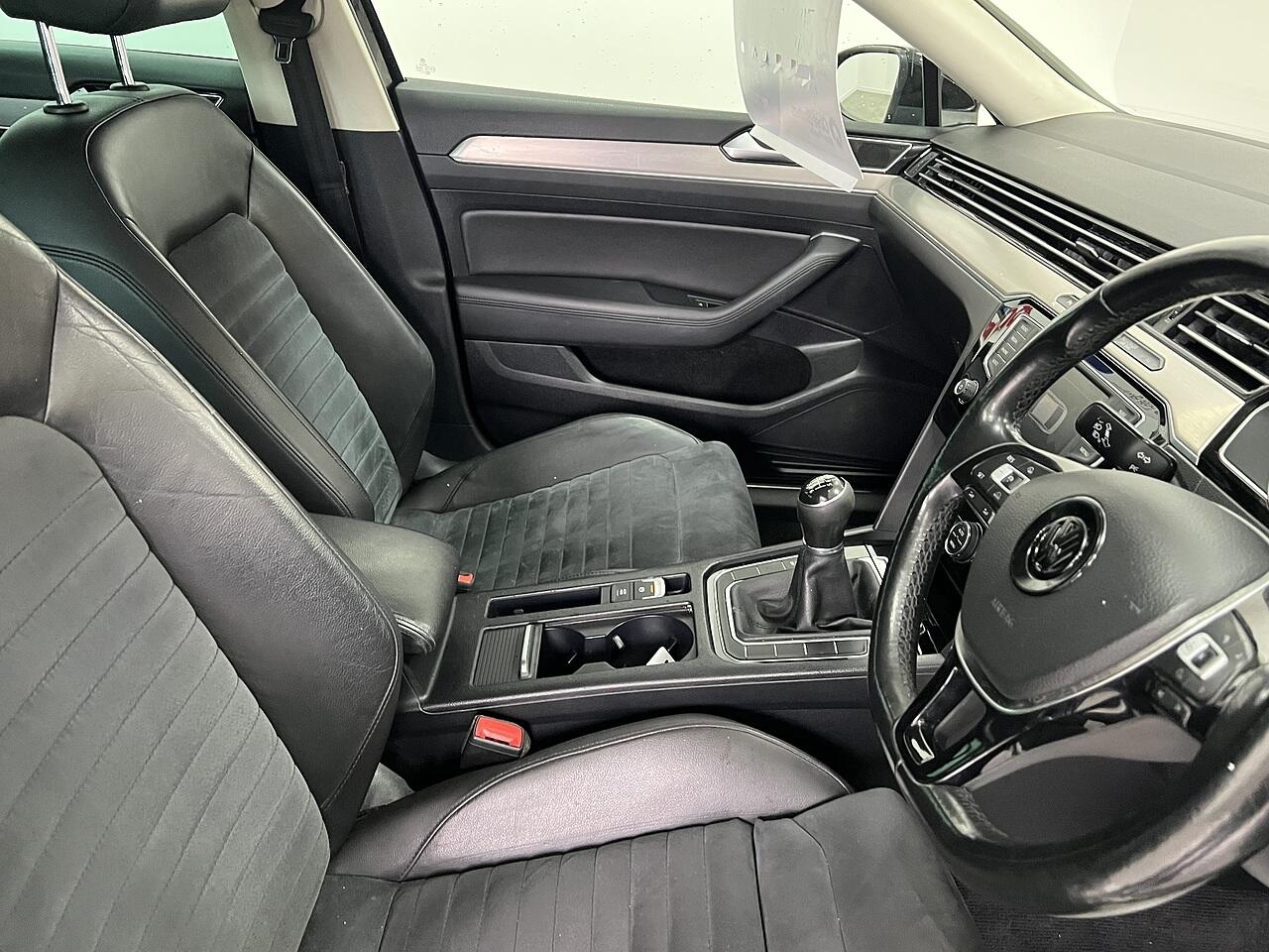 Volkswagen Passat view 8