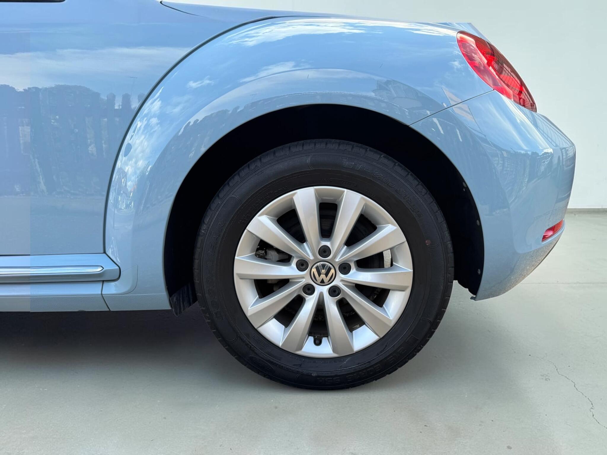 Volkswagen Beetle view 29