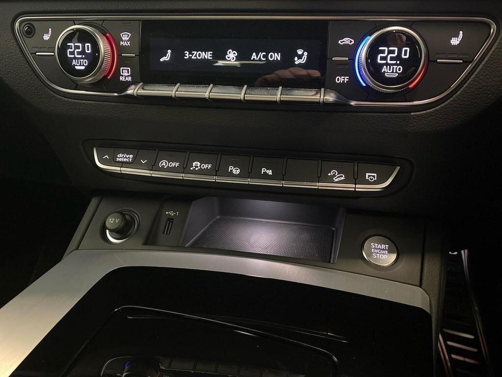 Audi Q5 view 11