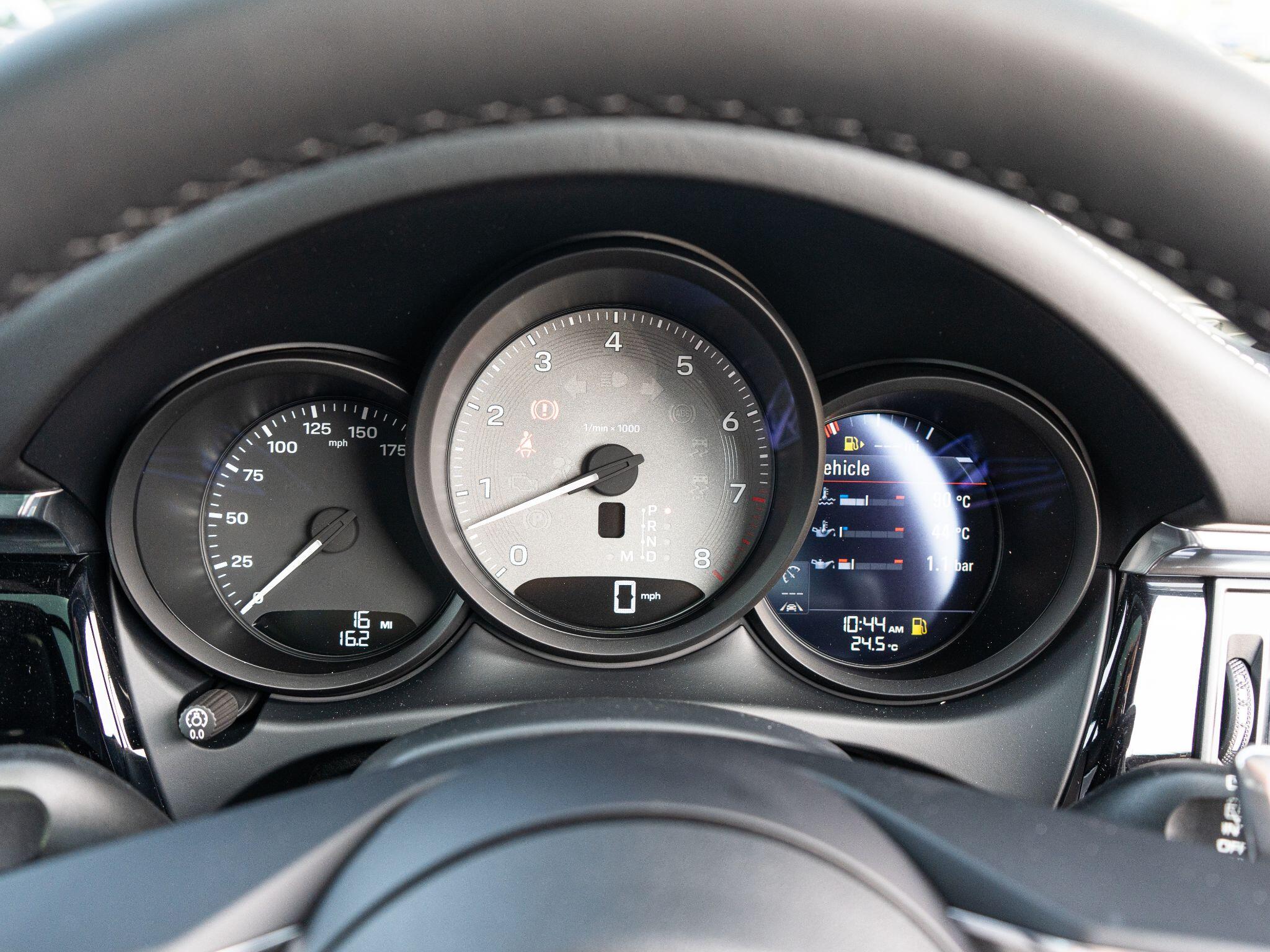 Porsche Macan view 35