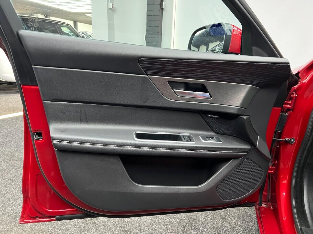 Jaguar XF view 26