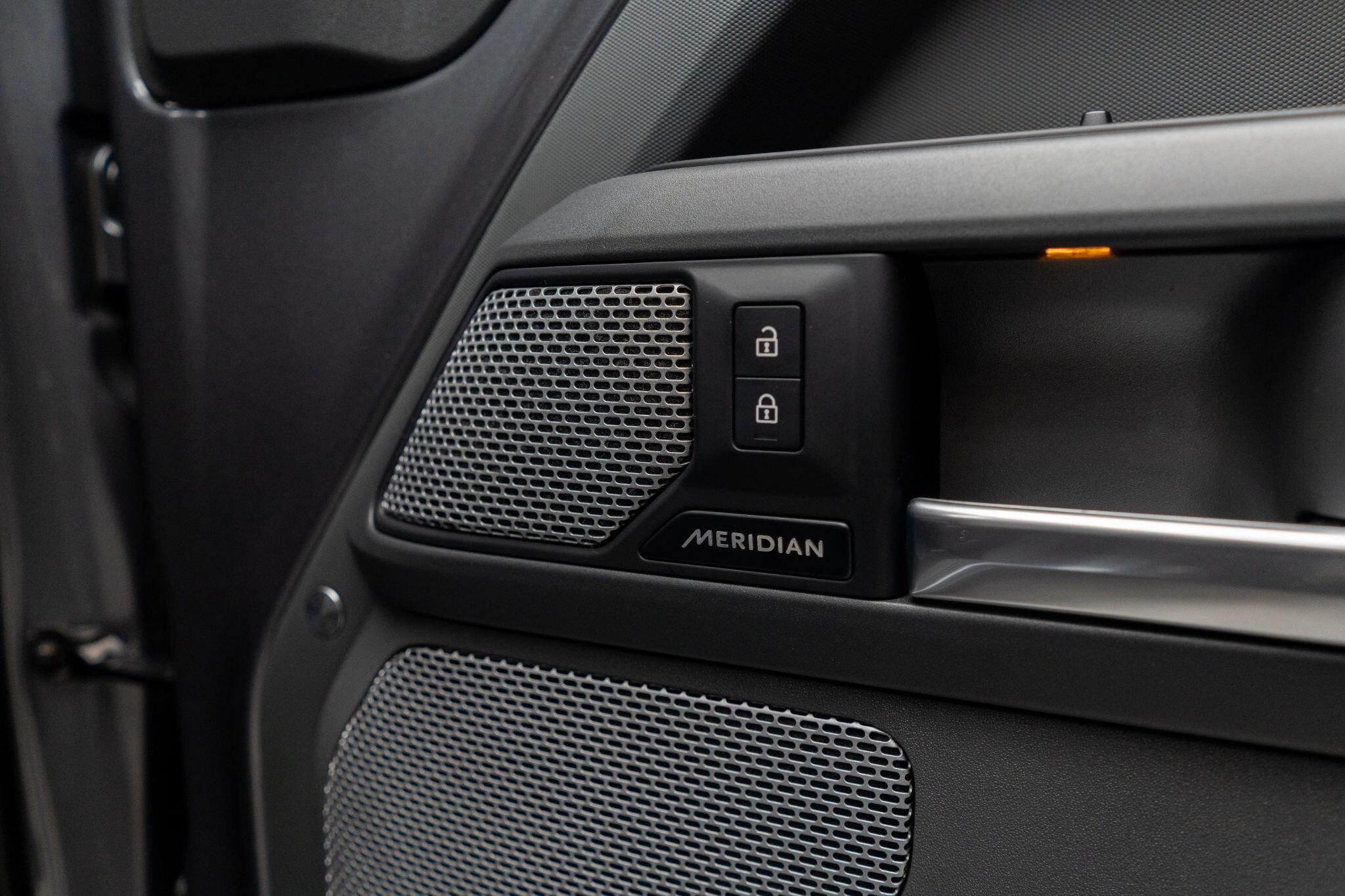Land Rover Defender view 25