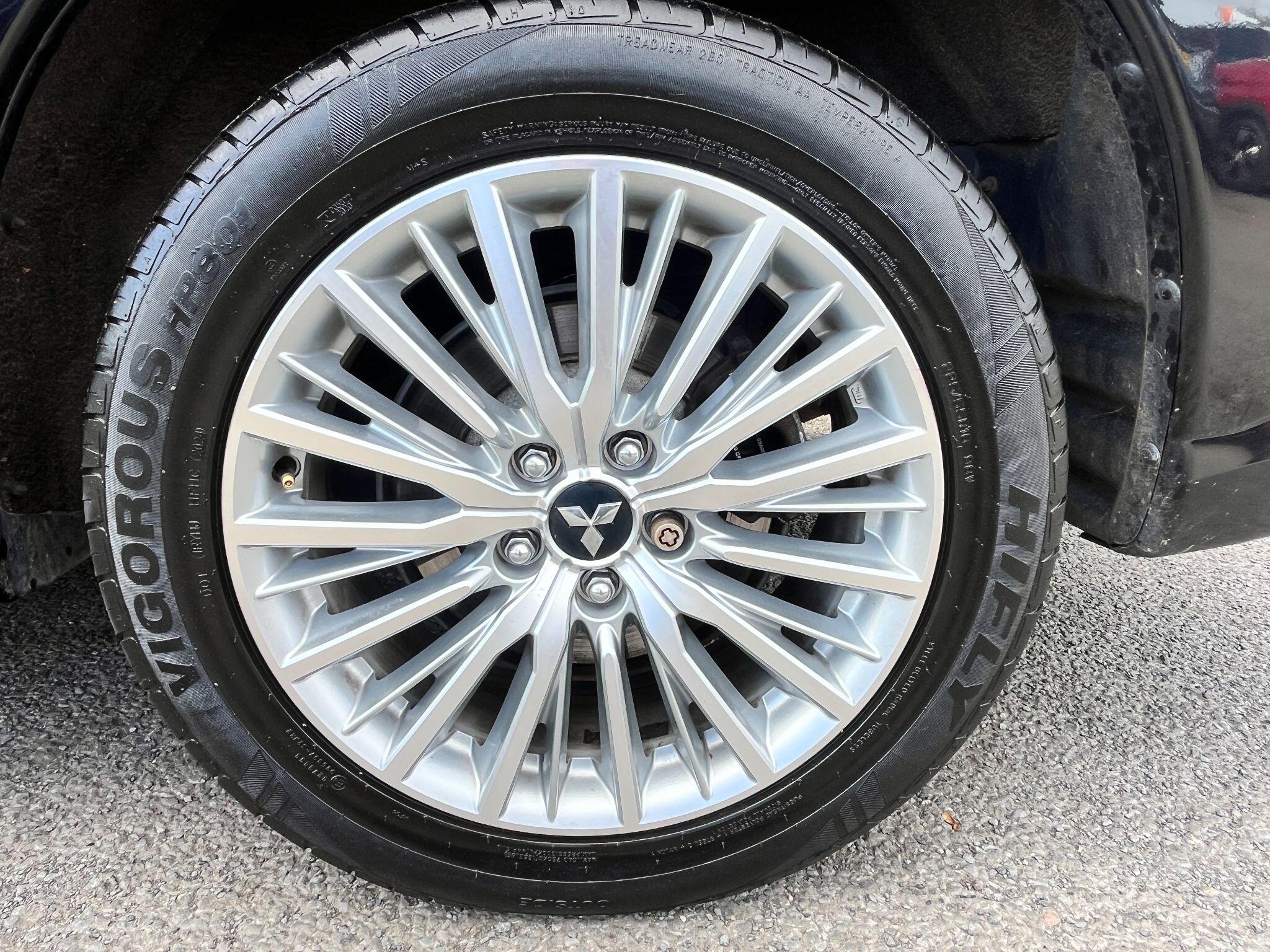 Mitsubishi Outlander view 14