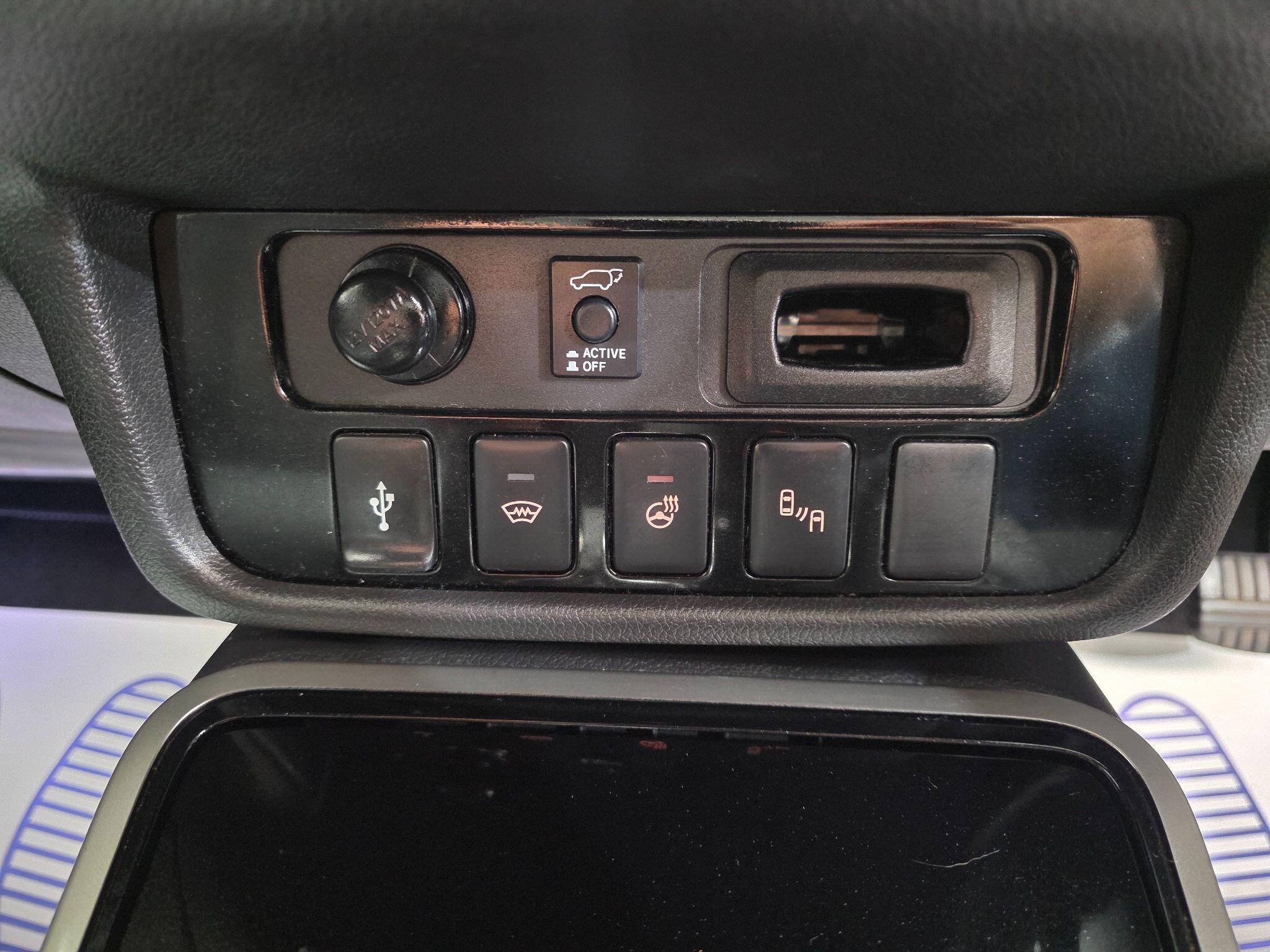 Mitsubishi Outlander view 9