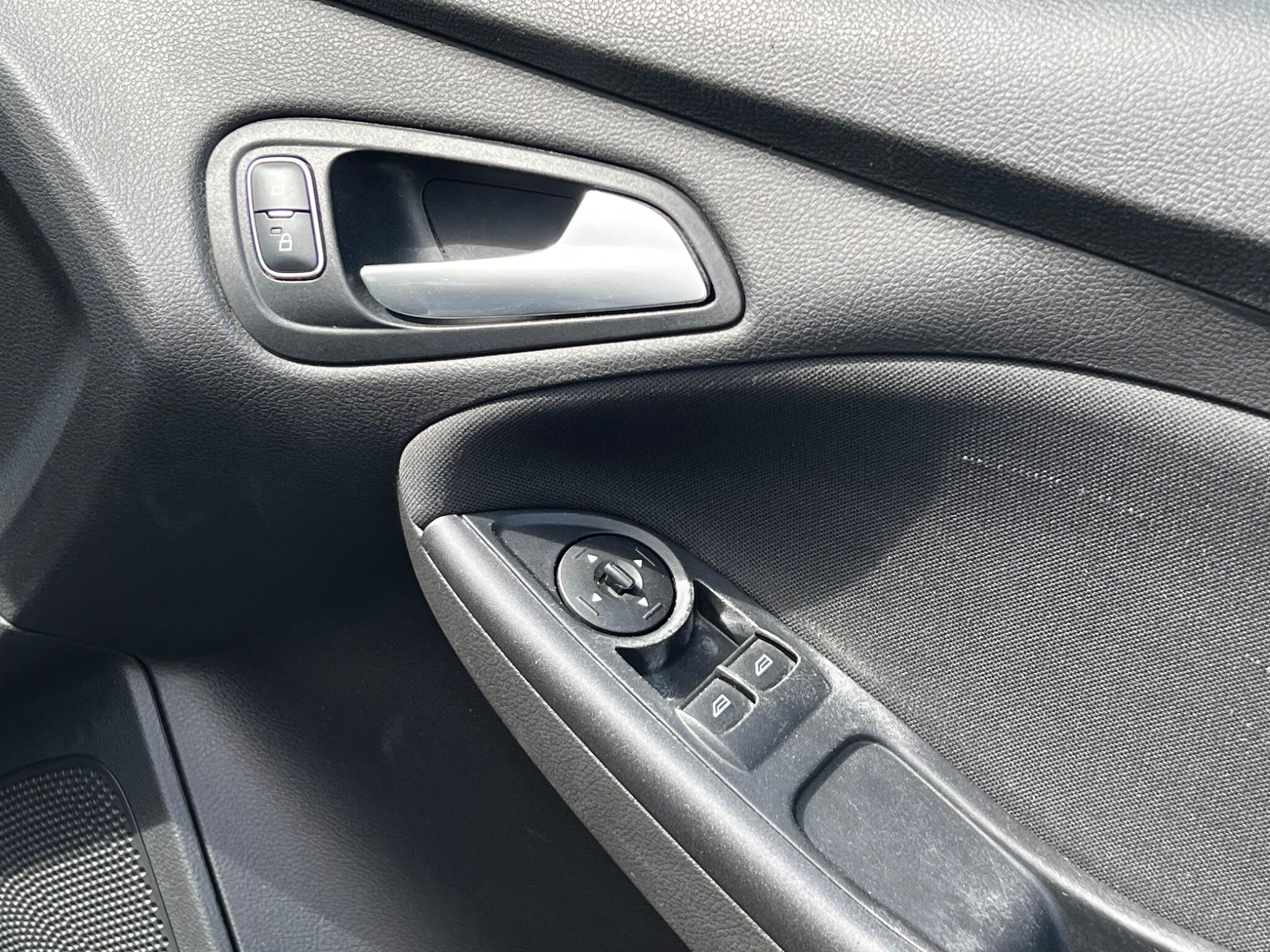 Ford Focus view 18