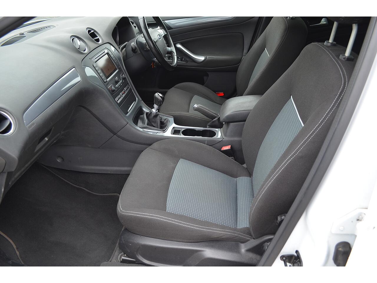 Ford Mondeo view 12