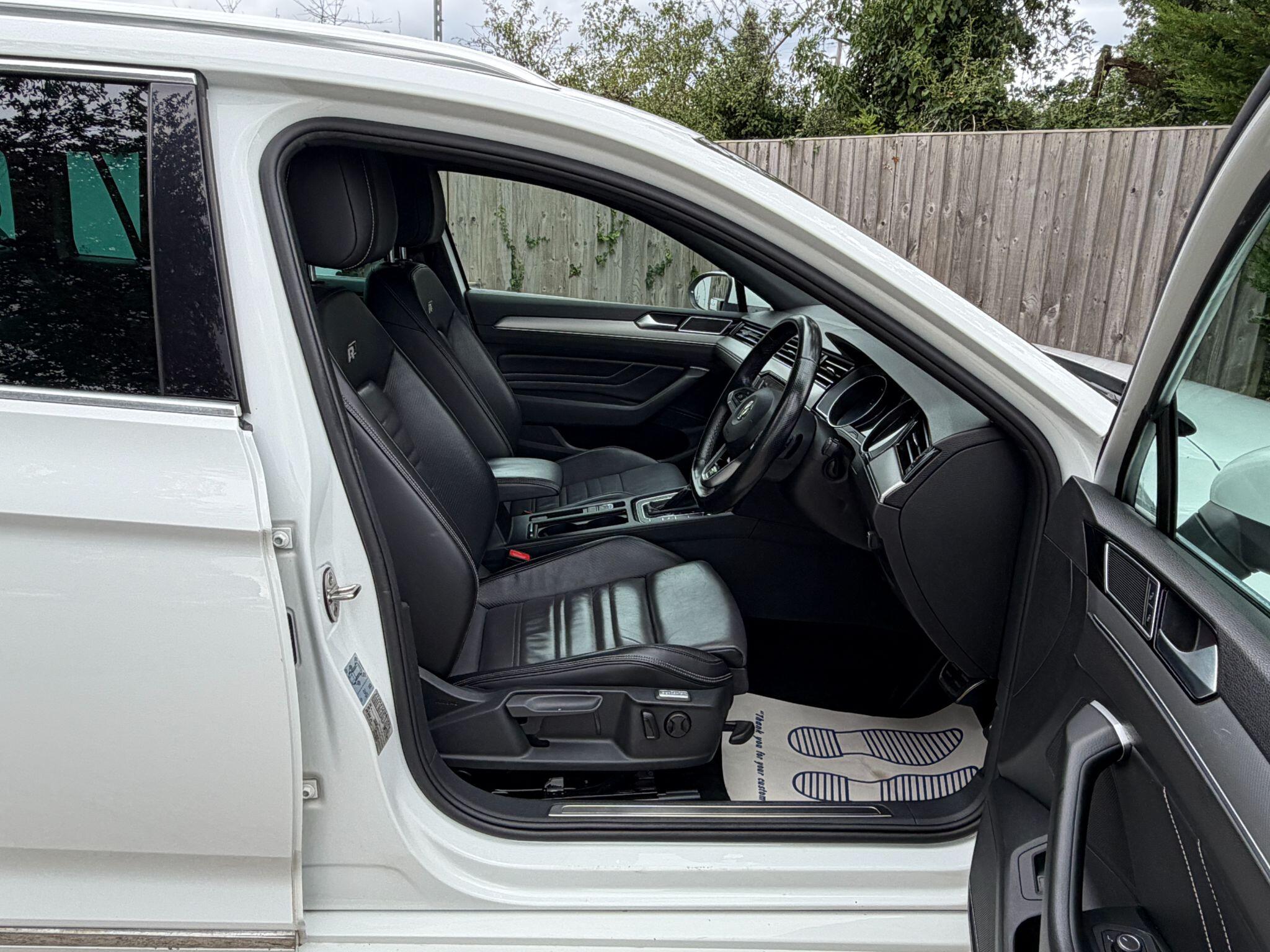 Volkswagen Passat view 11