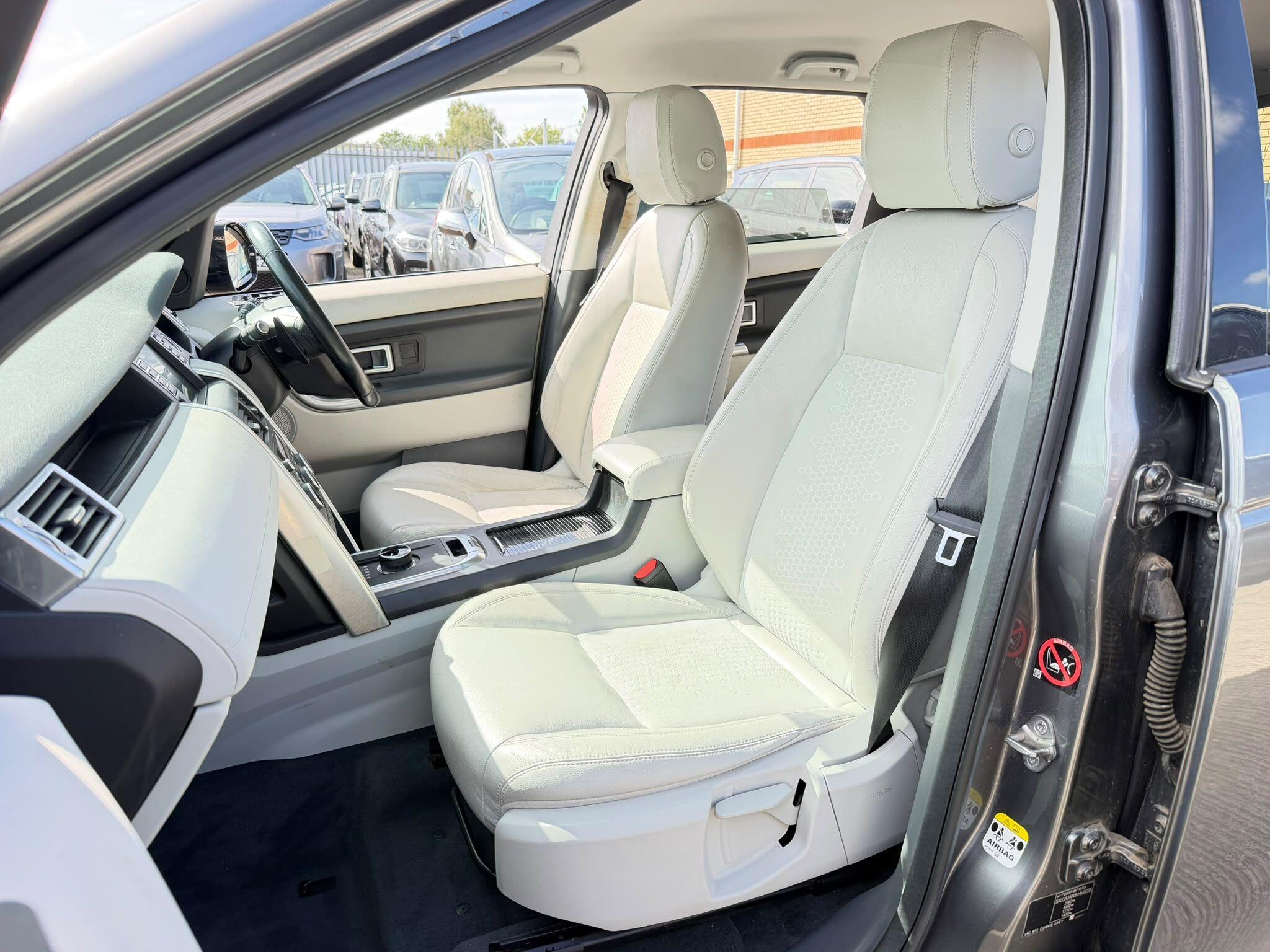 Land Rover Discovery Sport view 31
