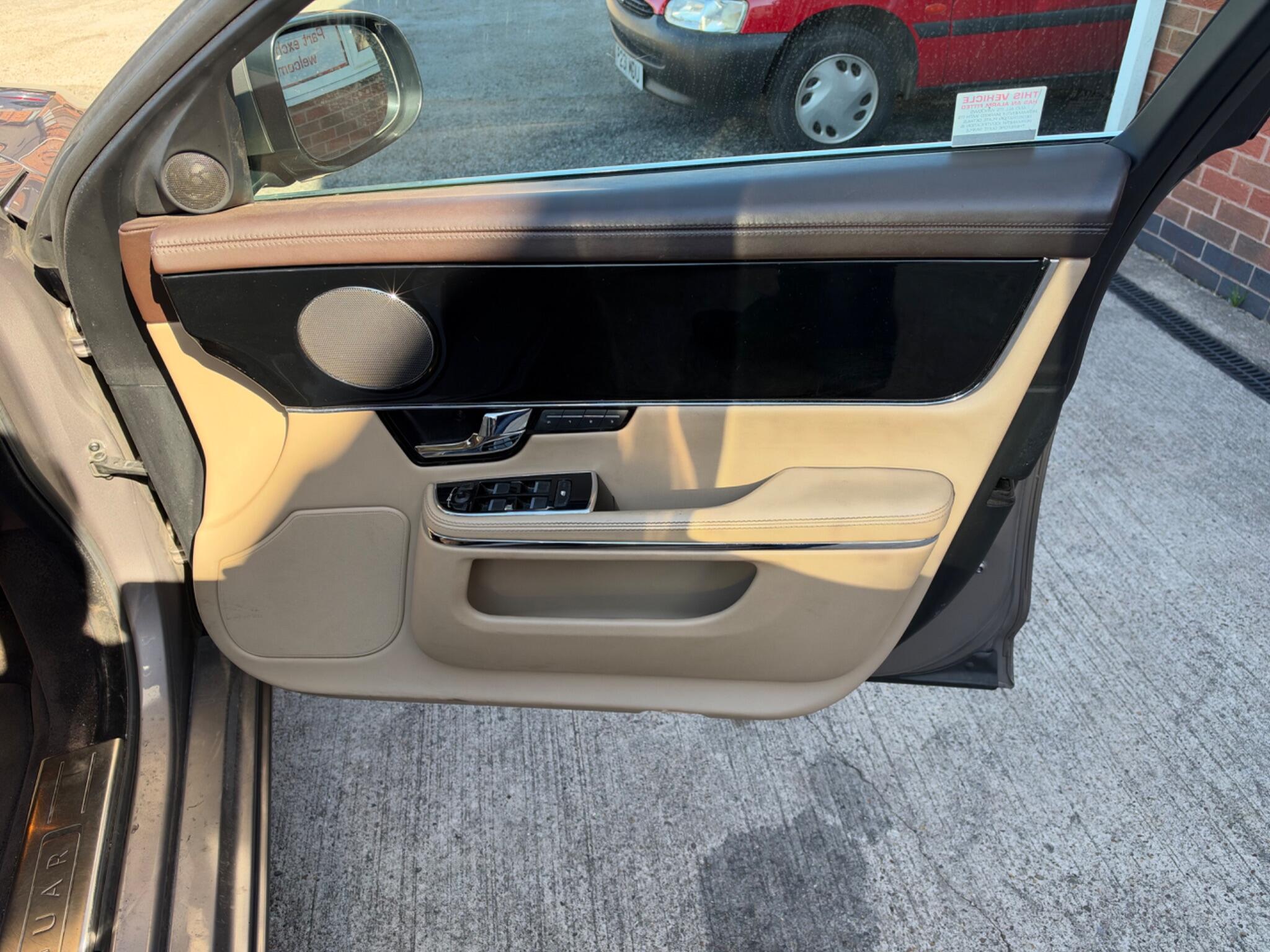 Jaguar XJ view 27