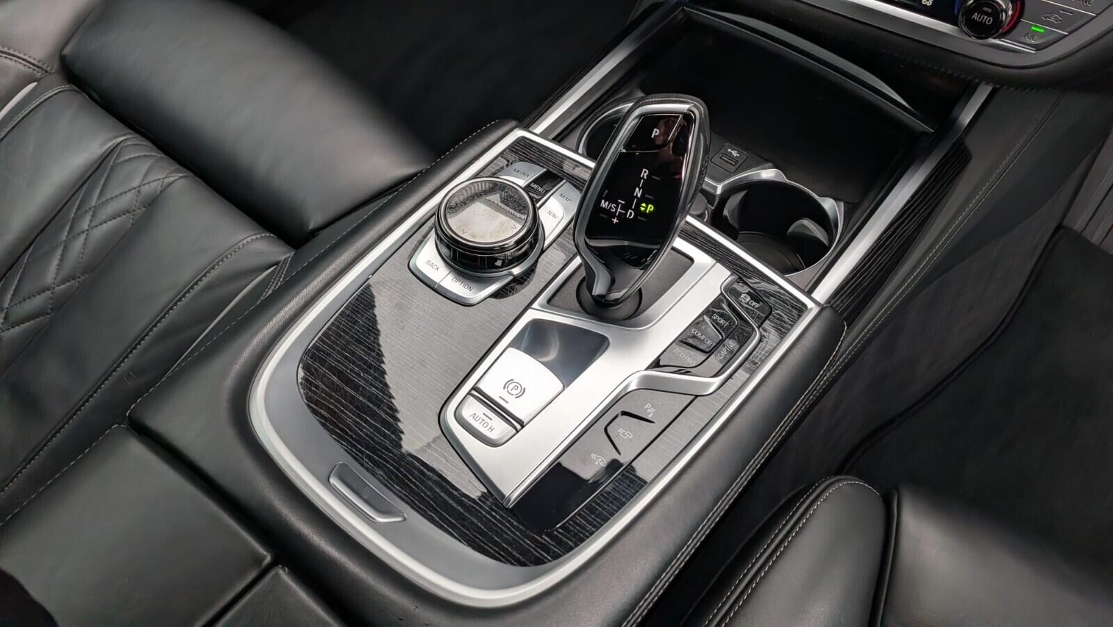 BMW 7 Series view 24