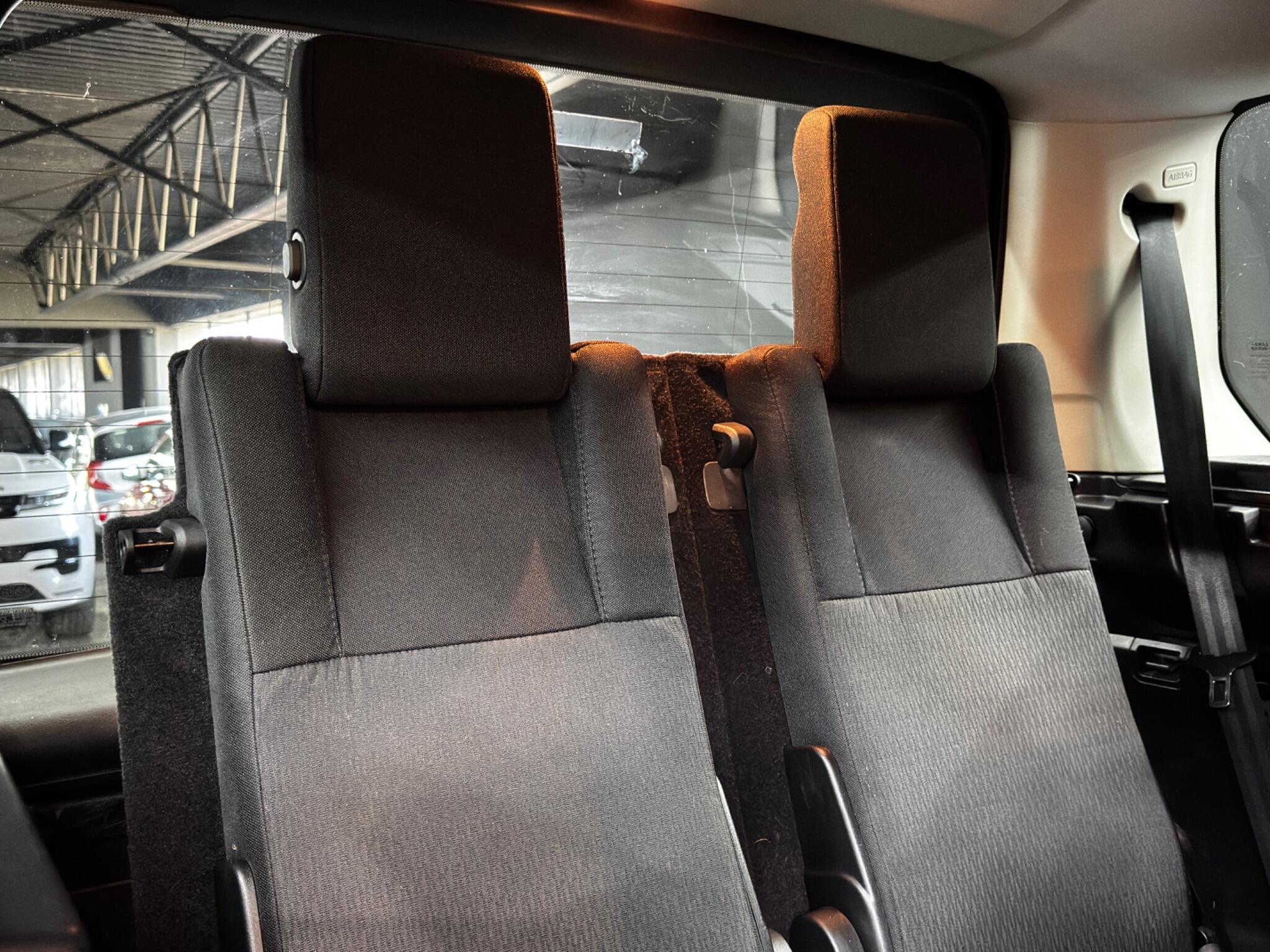 Land Rover Discovery view 16