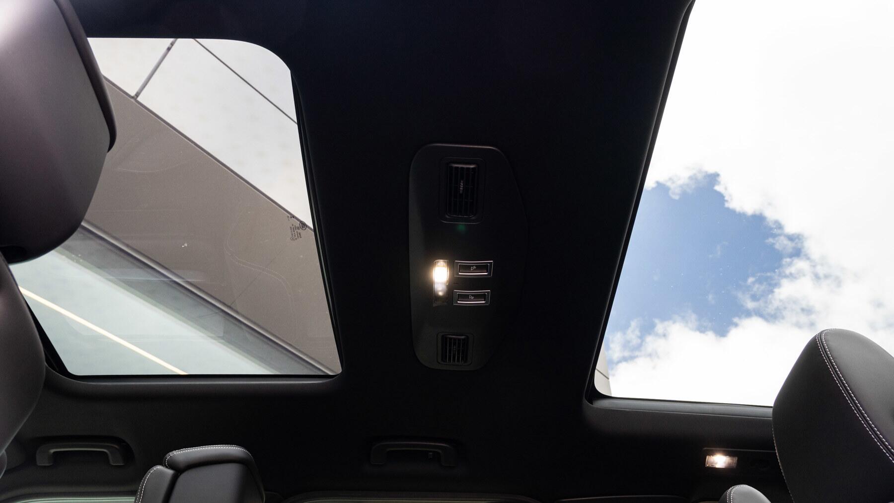 Land Rover Discovery view 16