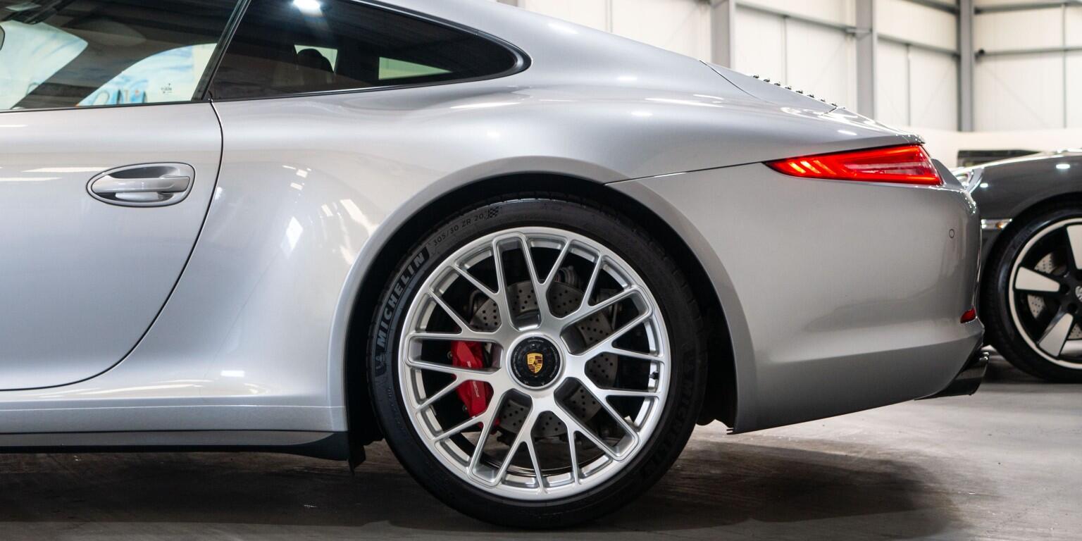 Porsche 911 view 8