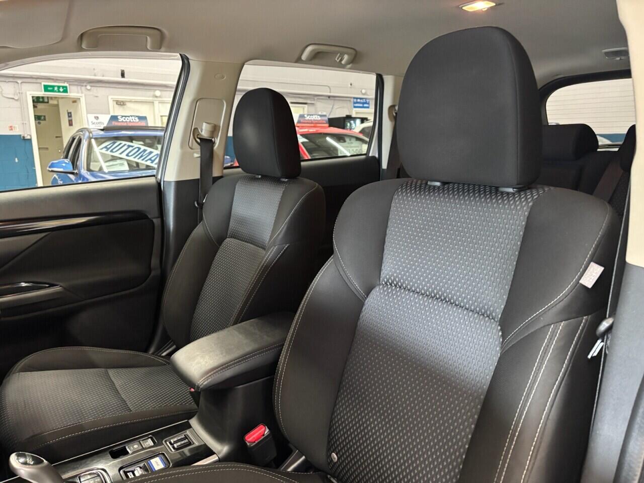 Mitsubishi Outlander view 26