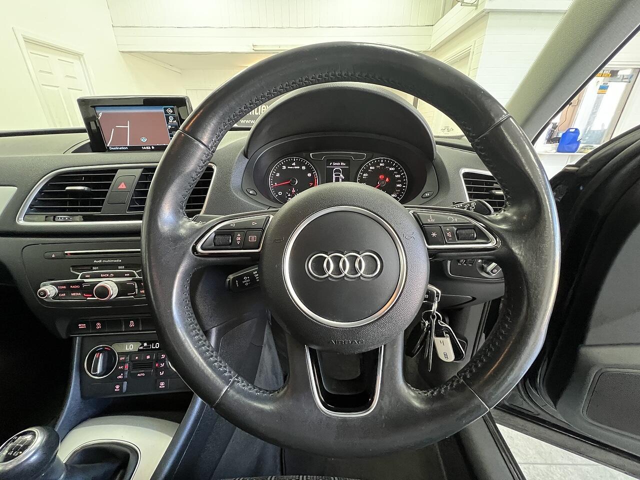 Audi Q3 view 8
