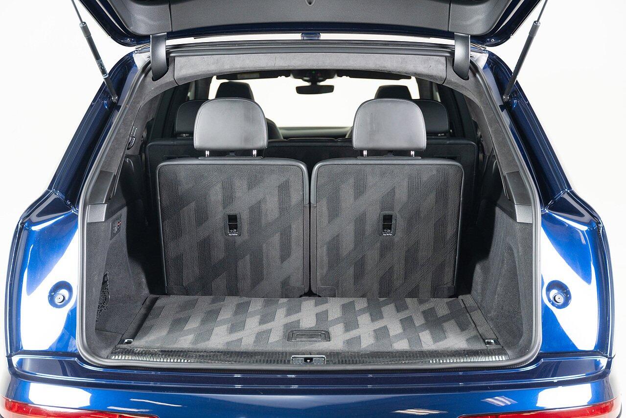 Audi Q7 view 3
