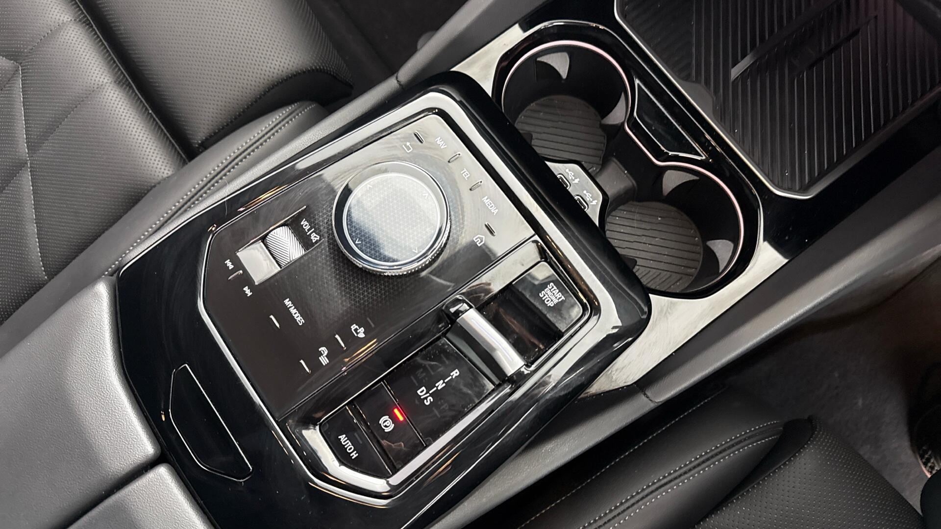 BMW 5 Series view 10
