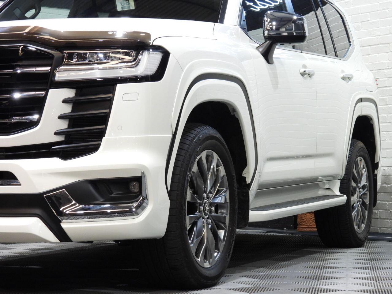 Toyota Land Cruiser view 11