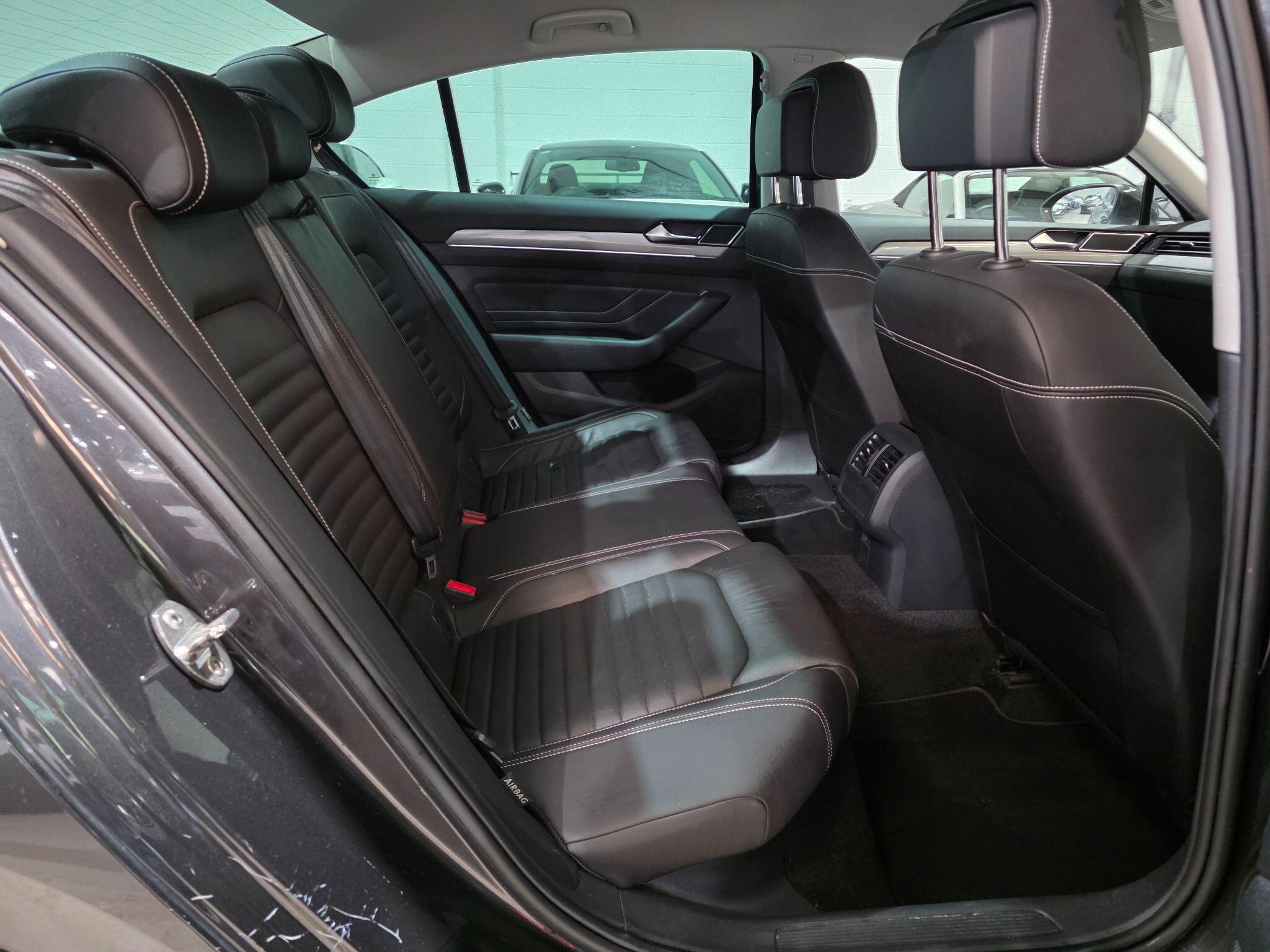 Volkswagen Passat view 23