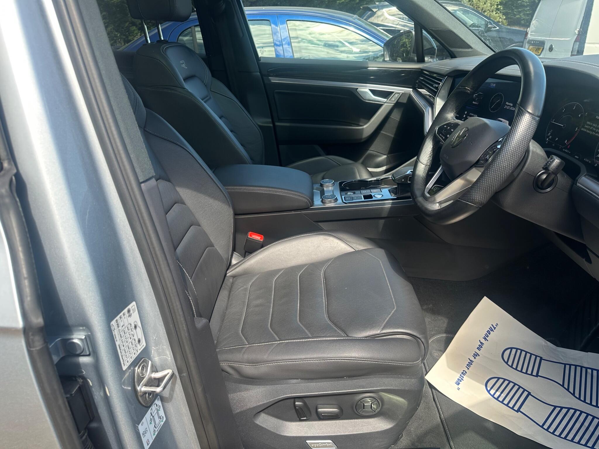 Volkswagen Touareg view 12