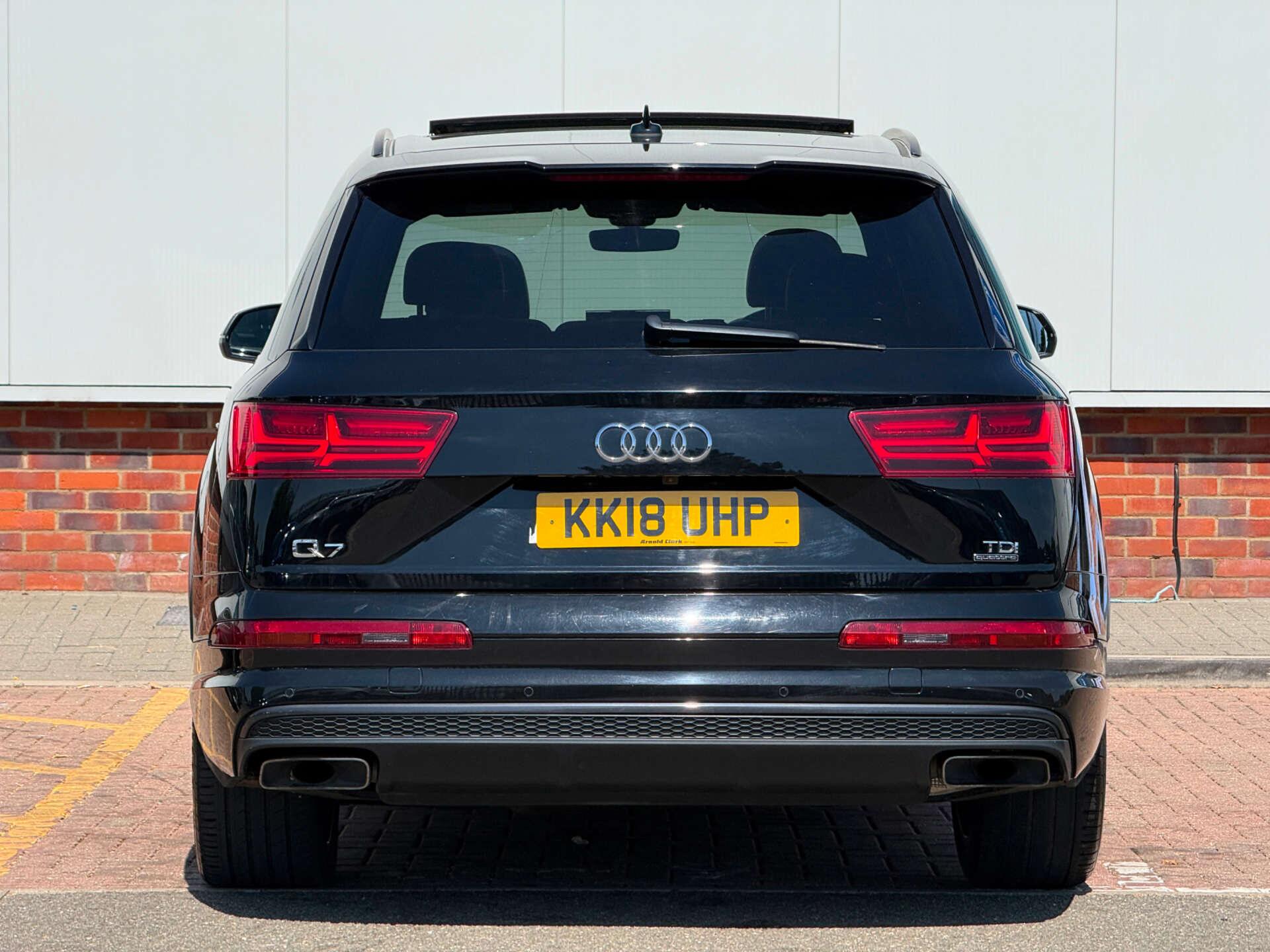 Audi Q7 view 8