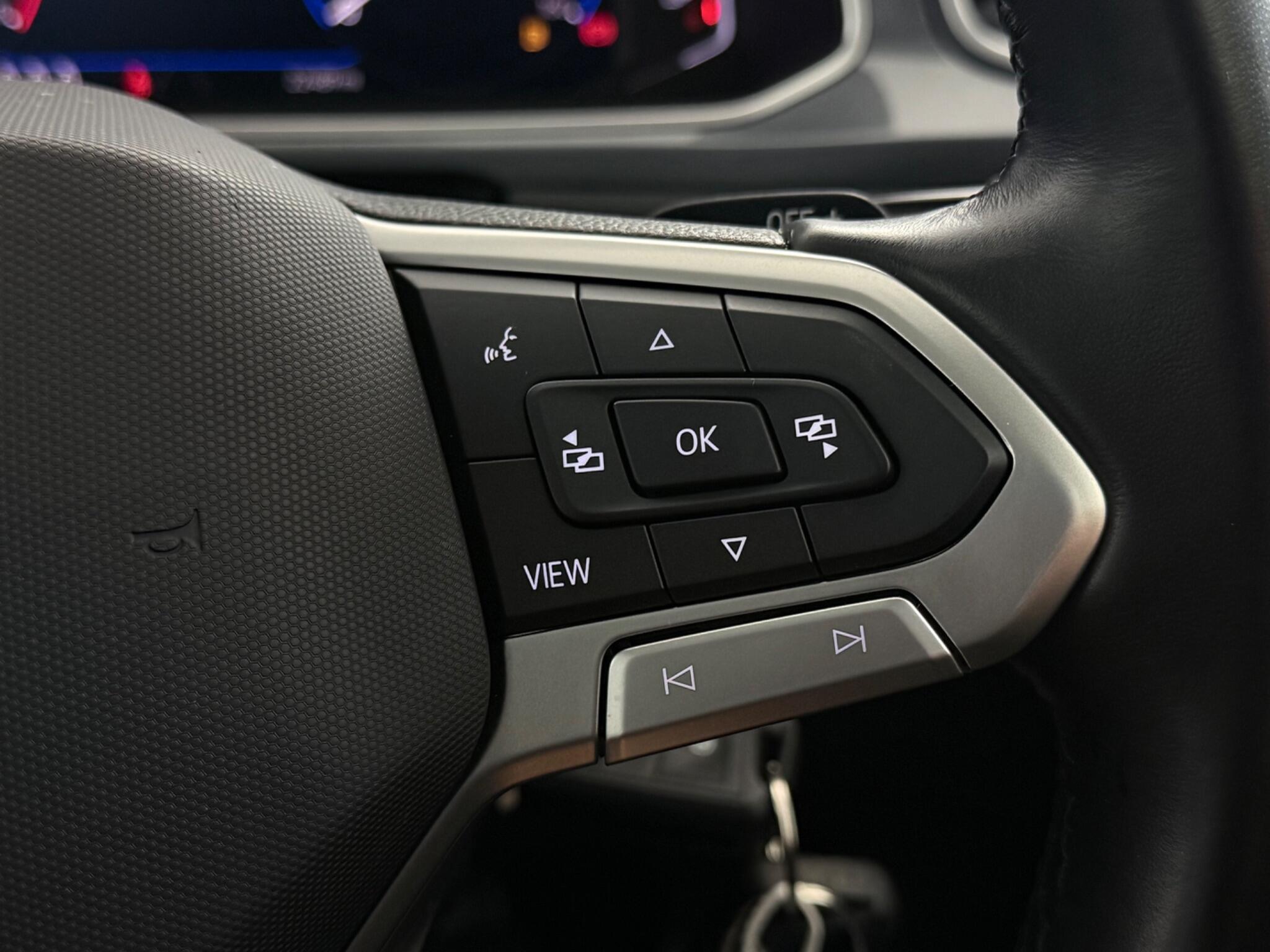 Volkswagen T-Roc view 18