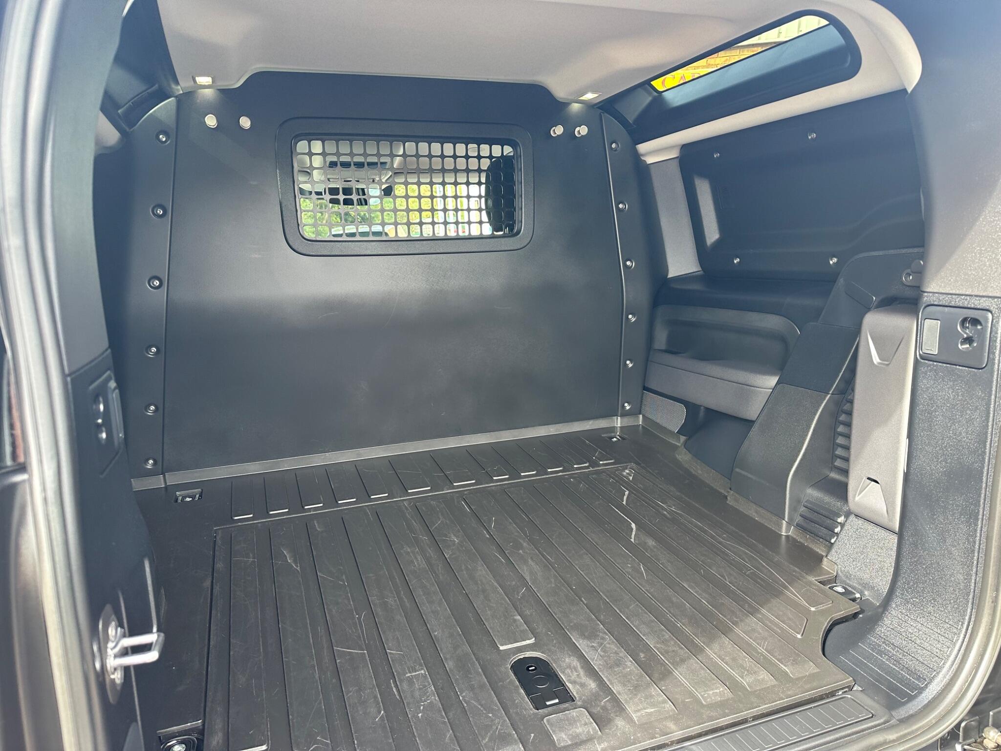 Land Rover Defender view 31