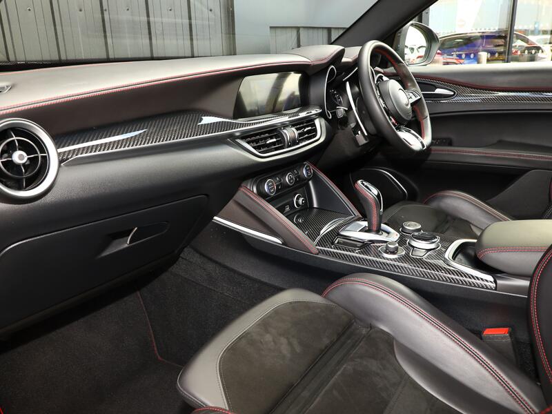 Alfa Romeo Stelvio view 4